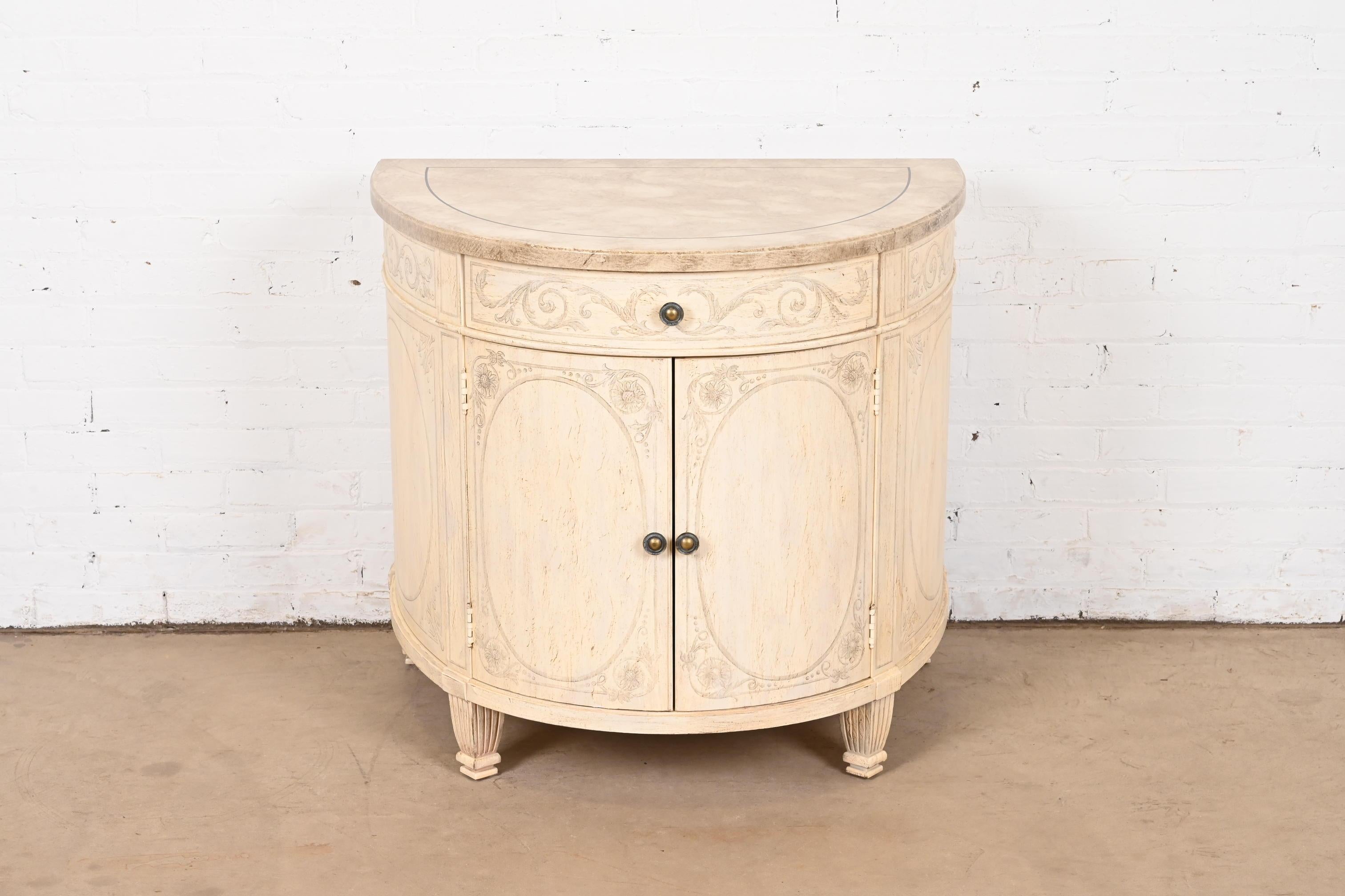 Ein prächtiger italienischer Konsolen- oder Barschrank im neoklassizistischen oder Louis-XVI-Stil

Von Drexel Heritage, Ende des 20. Jahrhunderts

Handbemaltes Holzgehäuse mit Kunstmarmorplatte und originalen Messingbeschlägen.

Maße: 34 