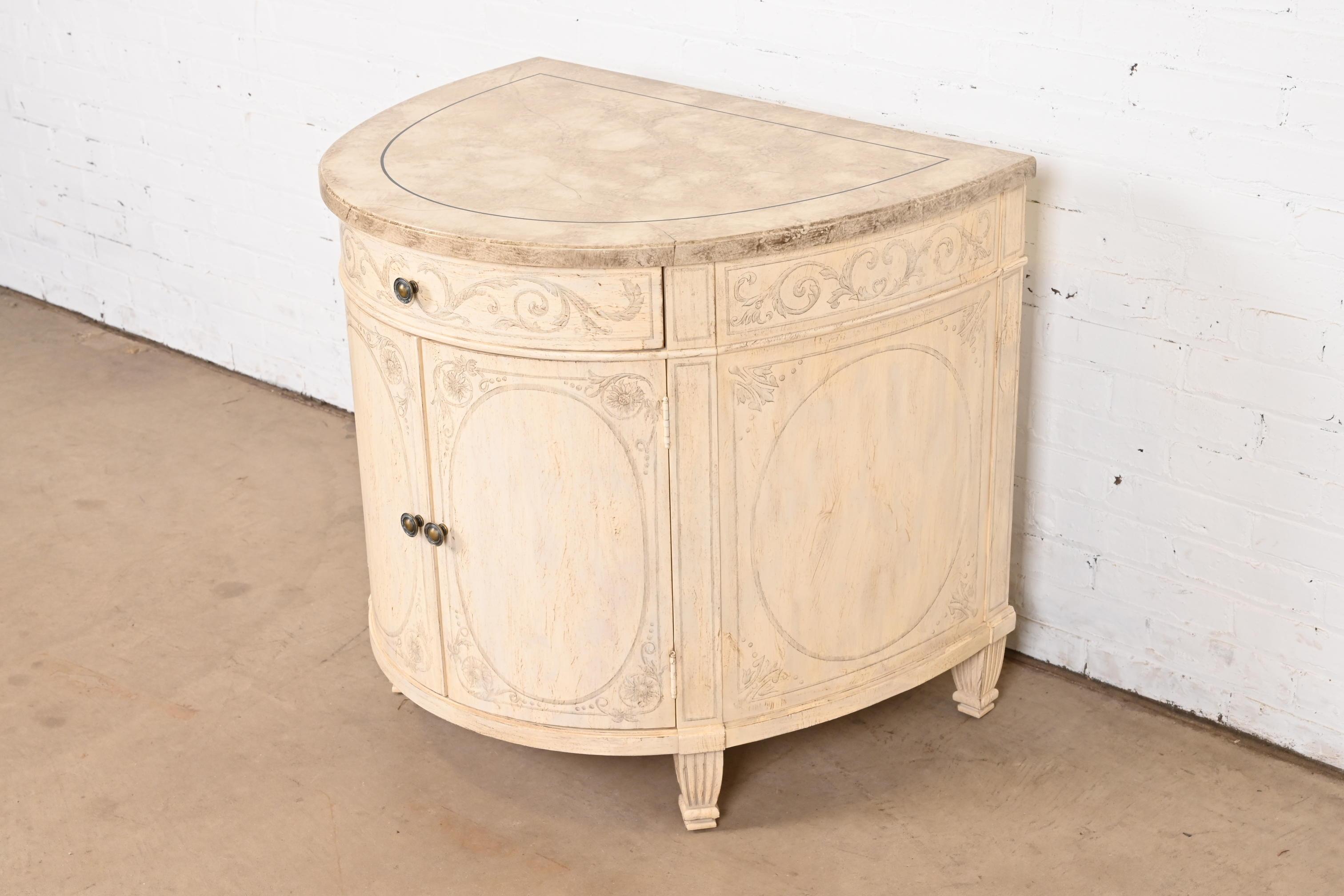 Drexel Heritage Italienischer neoklassizistischer Demilunenschrank (amerikanisch) im Angebot