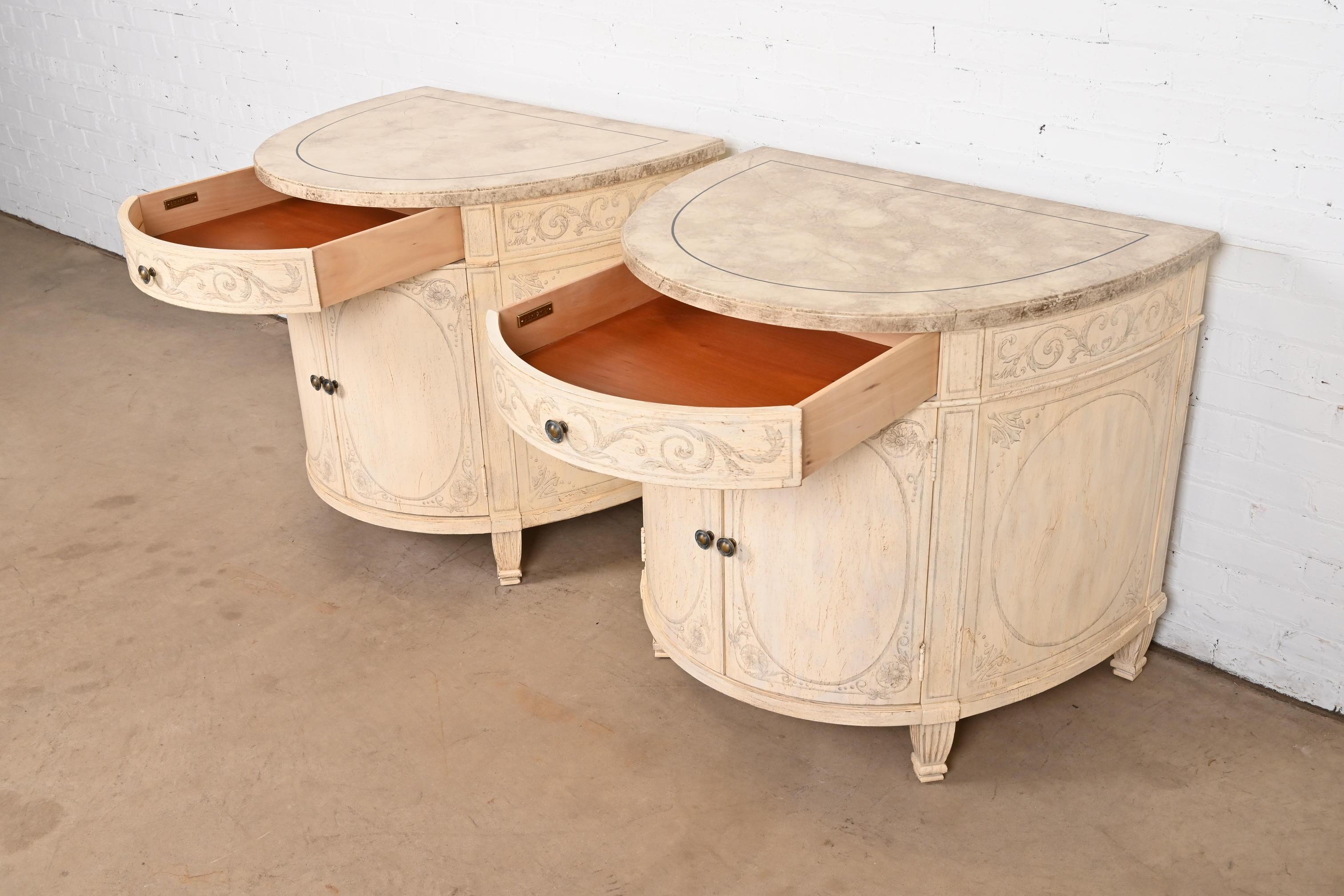 Paire d'armoires demi-lune néoclassiques italiennes Drexel Heritage en vente 3