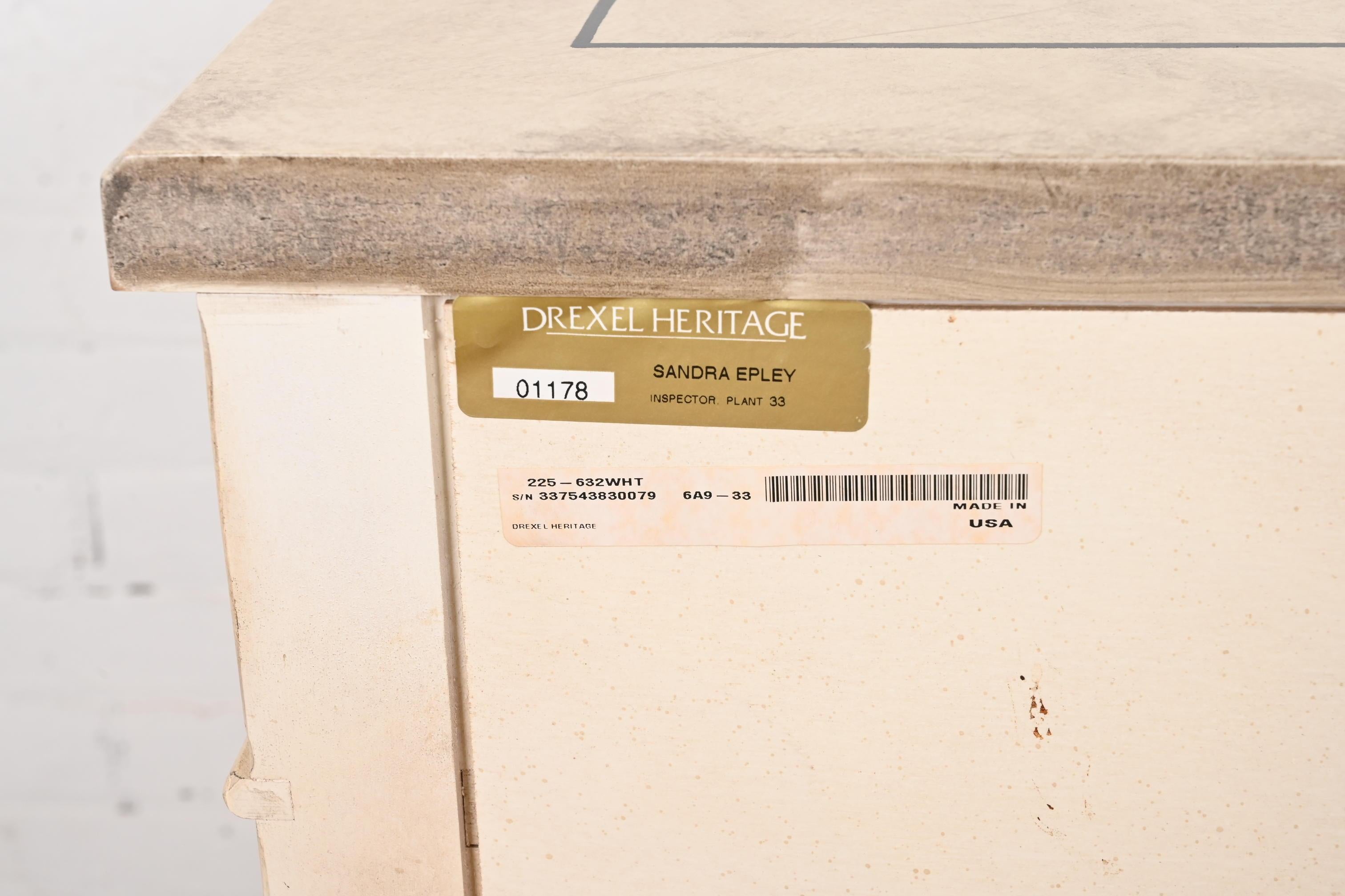Paire d'armoires demi-lune néoclassiques italiennes Drexel Heritage en vente 10