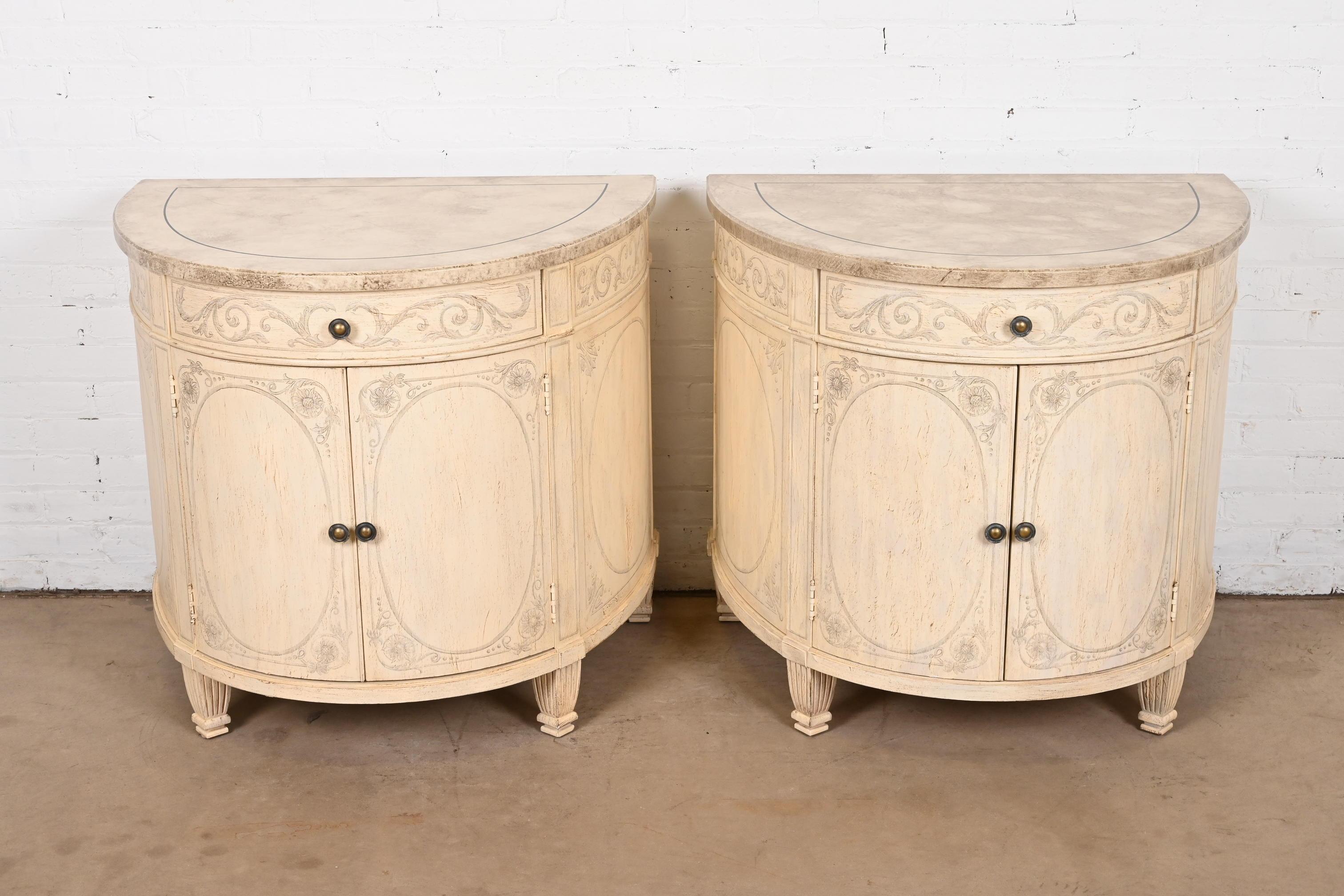 Magnifique paire de consoles ou de meubles de bar italiens de style néoclassique ou Louis XVI.

Par Drexel Heritage, Fin du 20e siècle

Coffret en bois peint à la main, avec plateau en faux marbre et quincaillerie en laiton d'origine.

Chacune