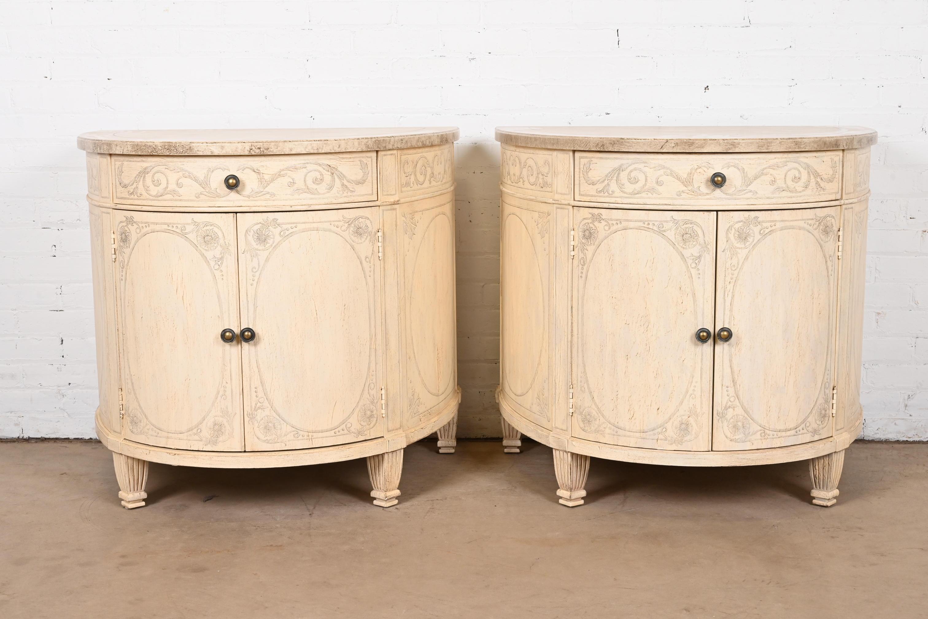 Néoclassique Paire d'armoires demi-lune néoclassiques italiennes Drexel Heritage en vente