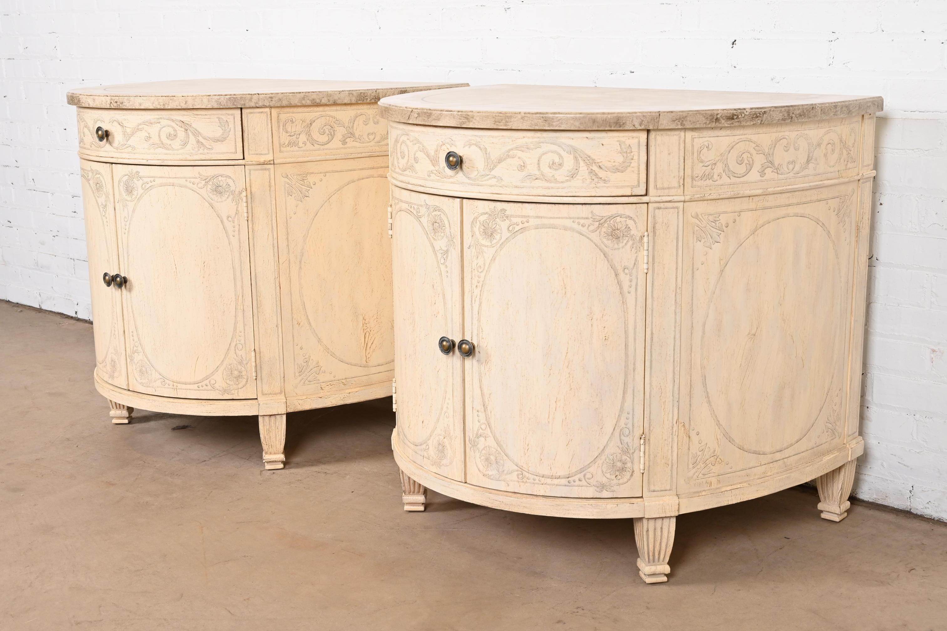 Peint à la main Paire d'armoires demi-lune néoclassiques italiennes Drexel Heritage en vente