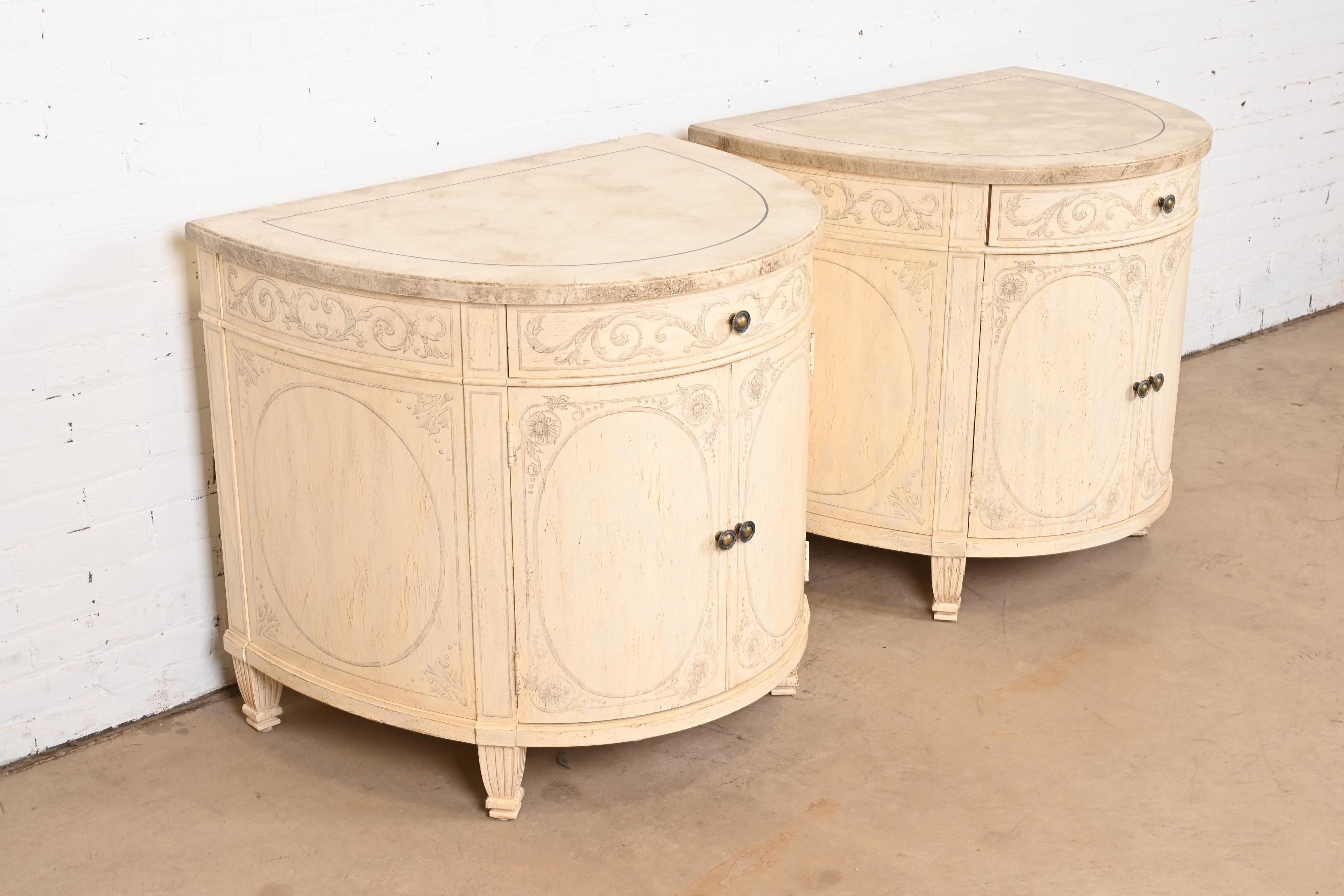Paire d'armoires demi-lune néoclassiques italiennes Drexel Heritage Bon état - En vente à South Bend, IN