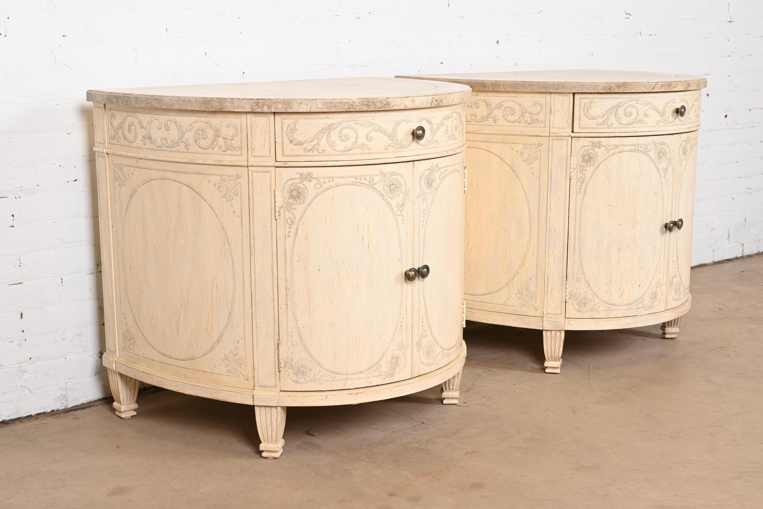 20ième siècle Paire d'armoires demi-lune néoclassiques italiennes Drexel Heritage en vente