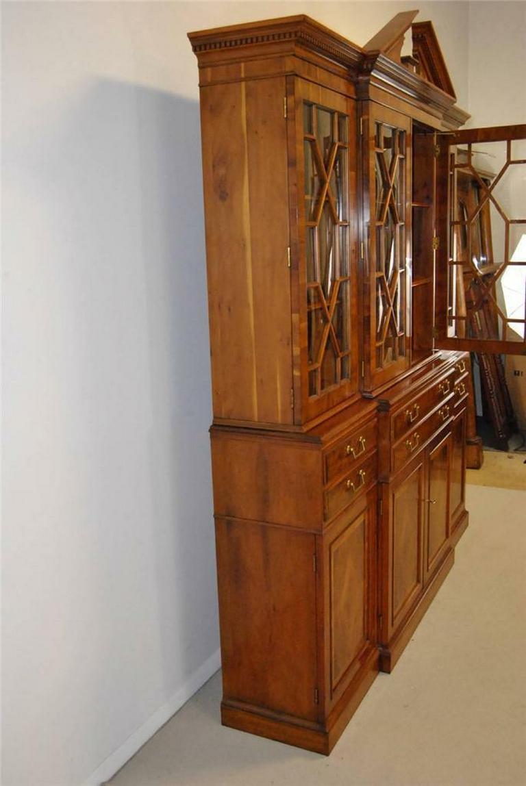 Drexel Heritage Limited Ed Heirloom Federal Style Breakfront China Cabinet For Sale 4
