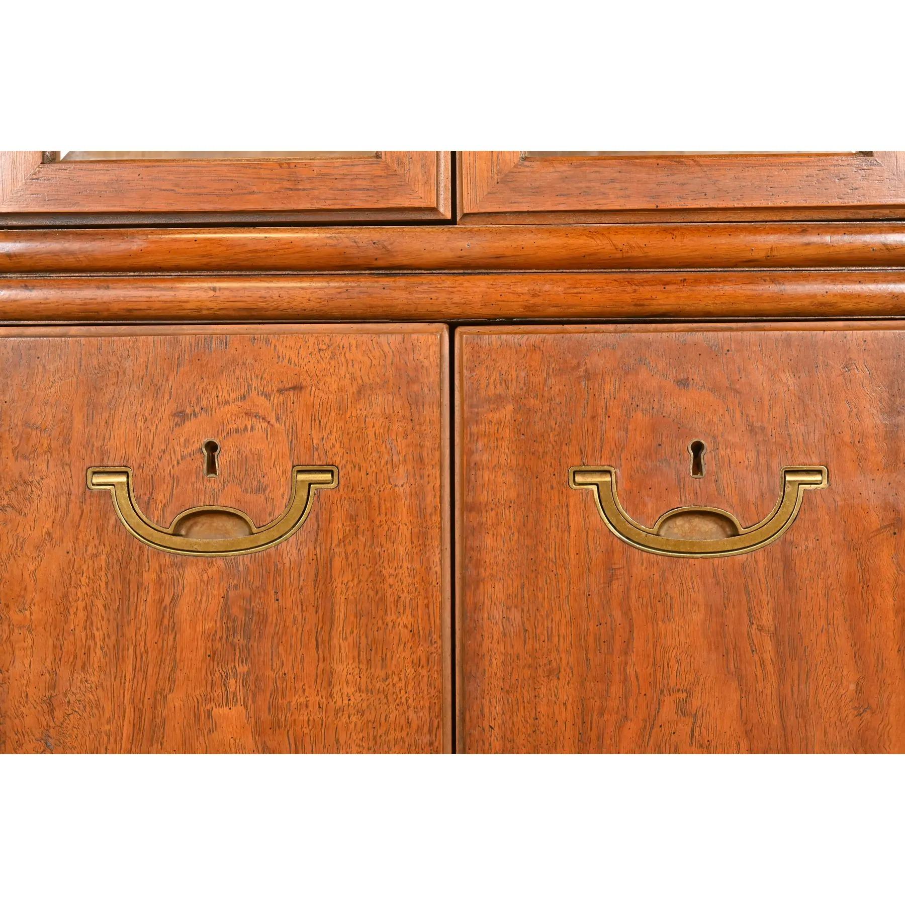 Libreria Drexel Heritage Mid-Century Hollywood Regency Campaigner in noce illuminato in vendita 3
