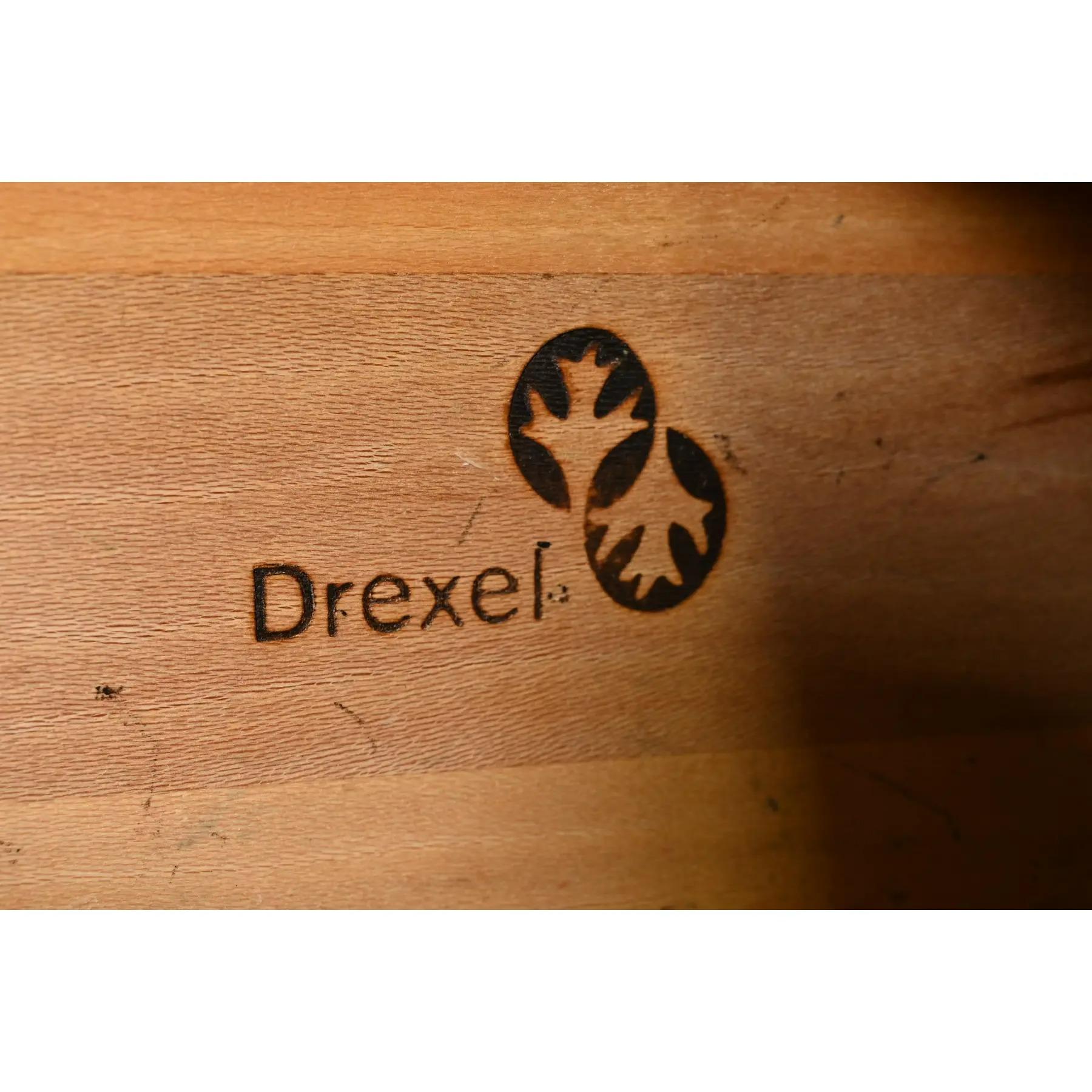 Libreria Drexel Heritage Mid-Century Hollywood Regency Campaigner in noce illuminato in vendita 4