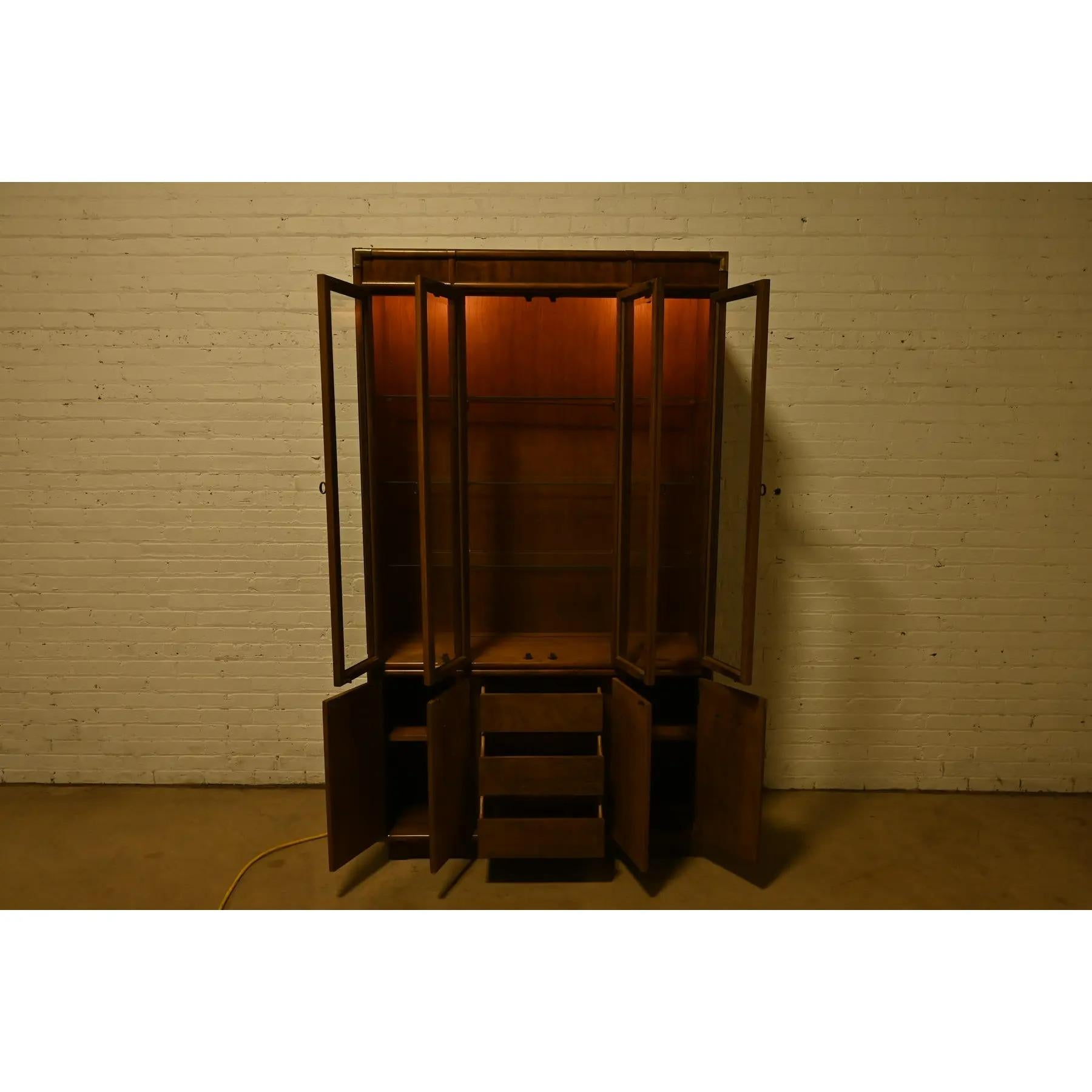 Libreria Drexel Heritage Mid-Century Hollywood Regency Campaigner in noce illuminato in vendita 5