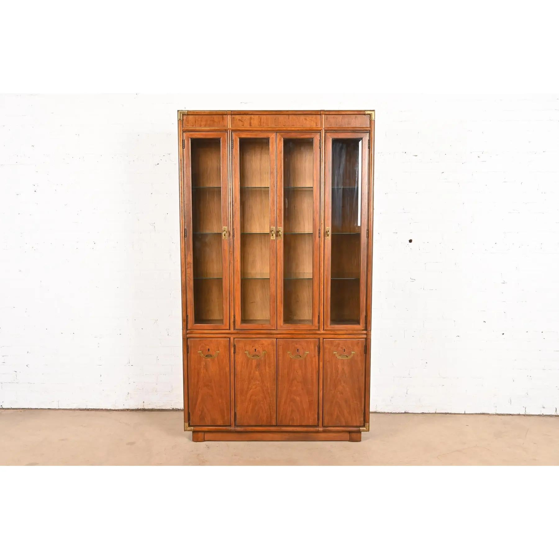 Una splendida libreria illuminata in stile Hollywood Regency Campaigner, una vetrina, un mobile bar o un mobile da pranzo in stile mid-century moderno.

Da Drexel Heritage

USA, circa anni '1970

Bellissima in noce intagliato, con ante in vetro e