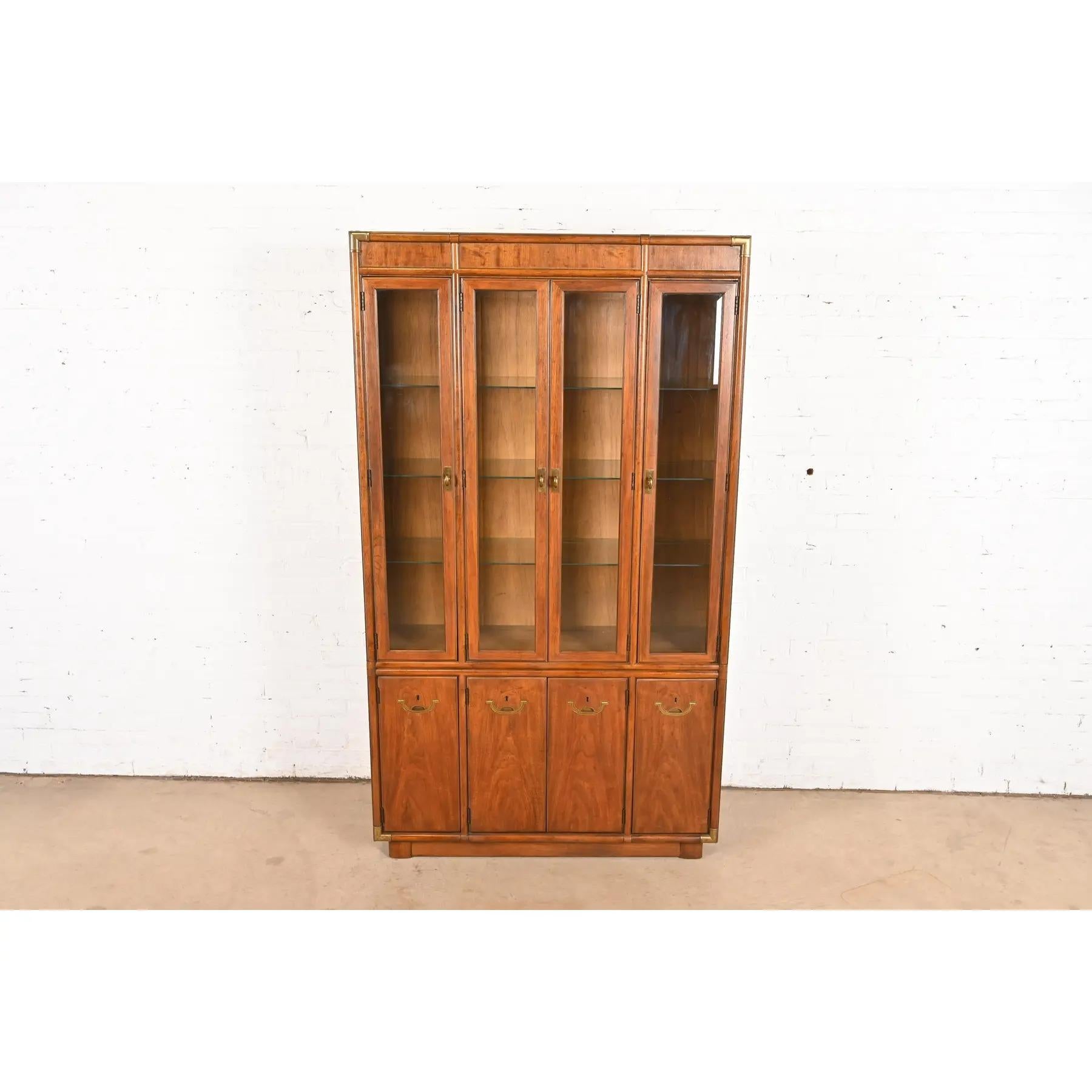 Mid-Century moderno Libreria Drexel Heritage Mid-Century Hollywood Regency Campaigner in noce illuminato in vendita