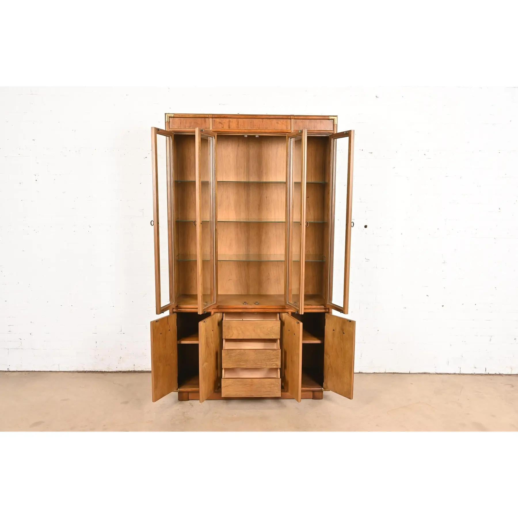 Fine XX secolo Libreria Drexel Heritage Mid-Century Hollywood Regency Campaigner in noce illuminato in vendita