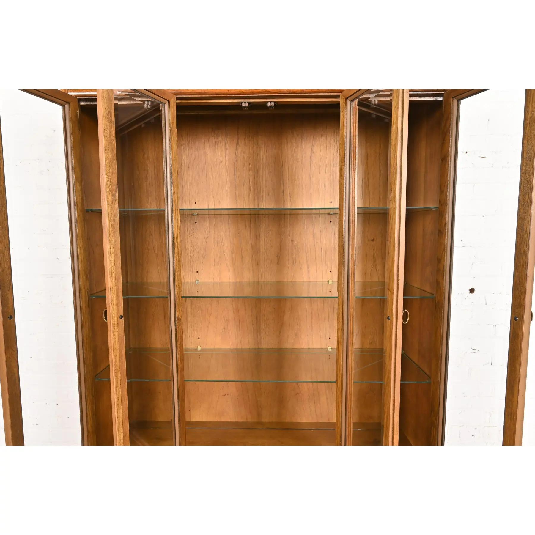 Ottone Libreria Drexel Heritage Mid-Century Hollywood Regency Campaigner in noce illuminato in vendita
