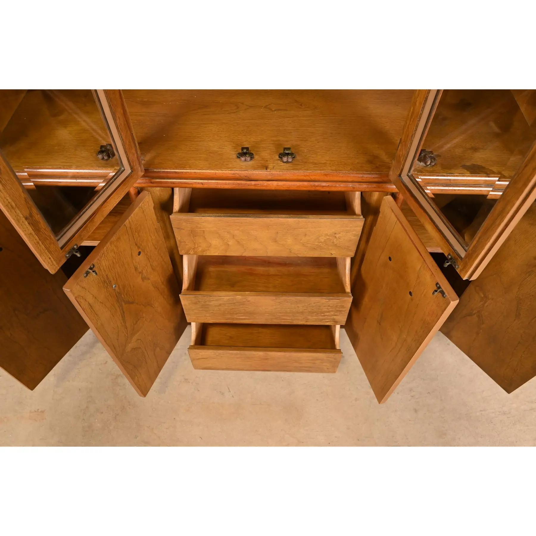Libreria Drexel Heritage Mid-Century Hollywood Regency Campaigner in noce illuminato in vendita 1