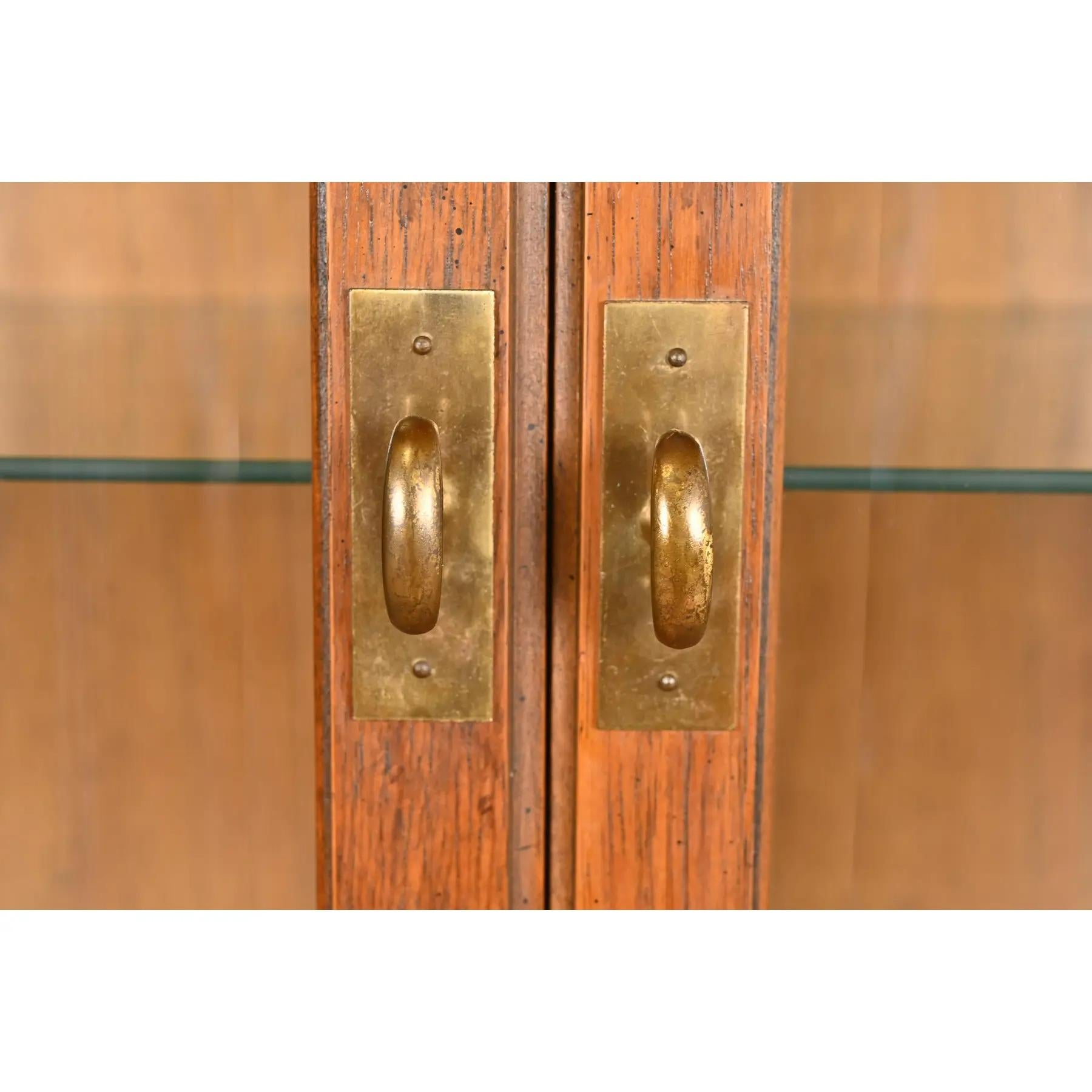 Libreria Drexel Heritage Mid-Century Hollywood Regency Campaigner in noce illuminato in vendita 2