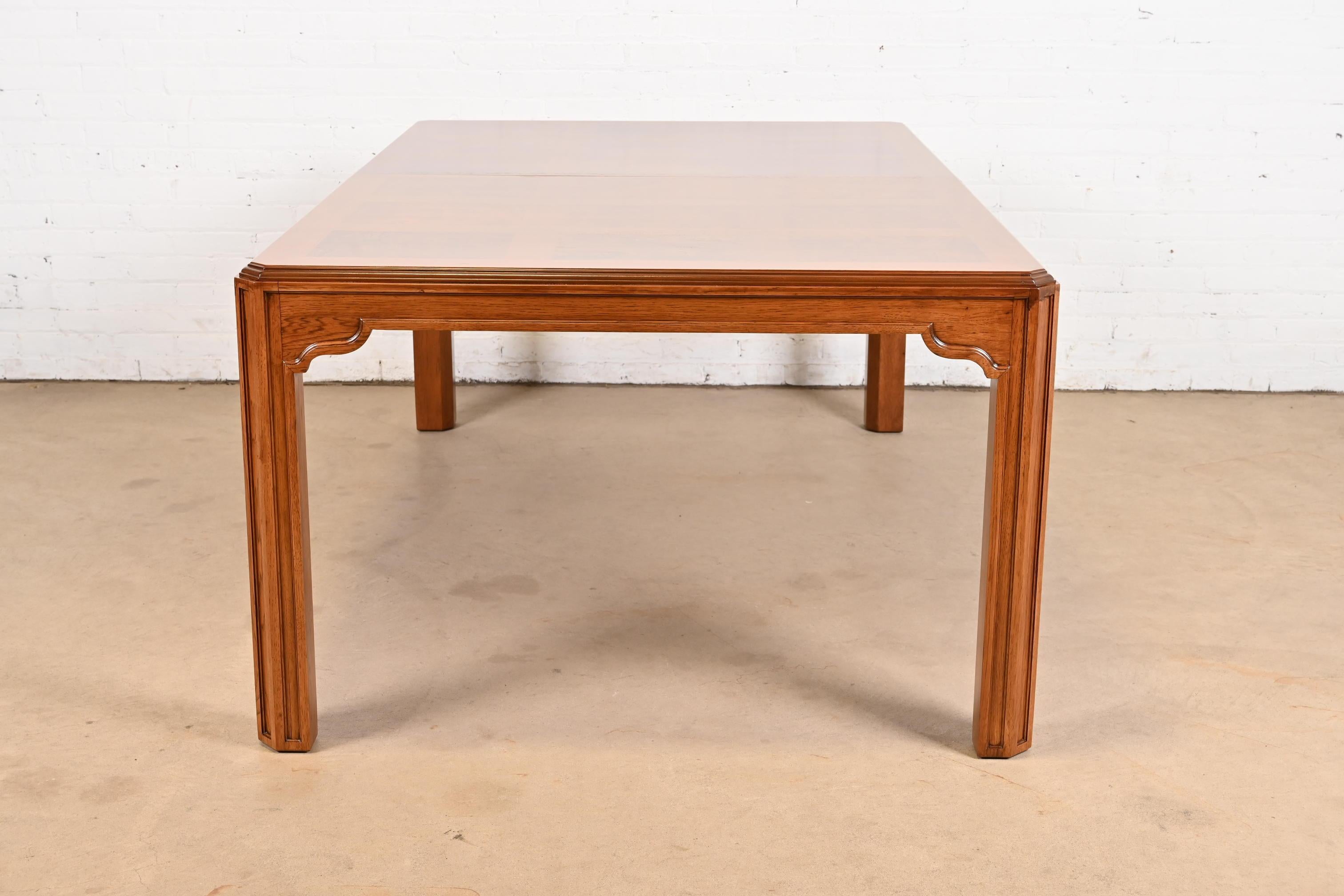 Drexel Heritage Mid-Century Hollywood Regency Esstisch aus Eiche und Wurzelholz im Angebot 5