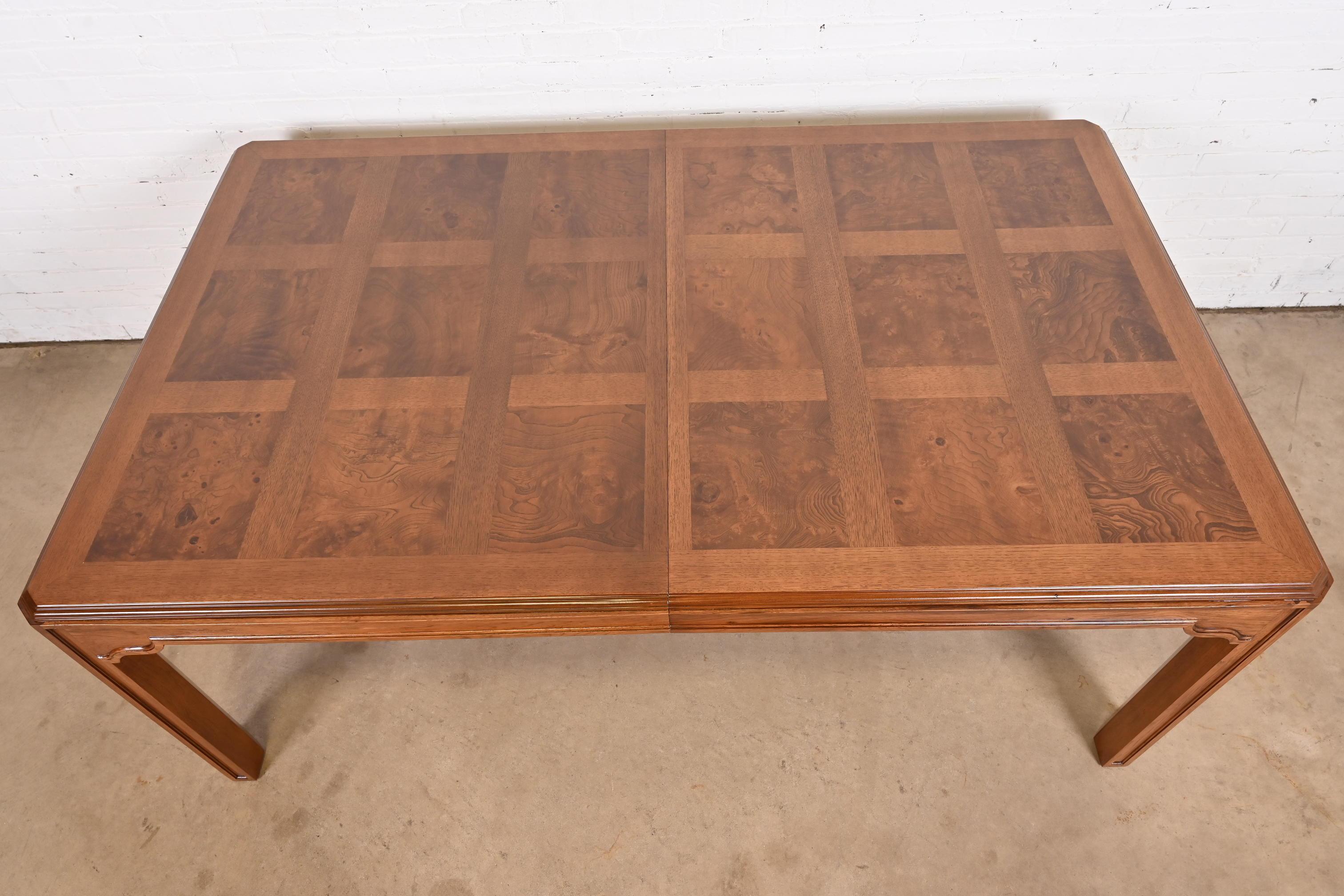 Drexel Heritage Mid-Century Hollywood Regency Esstisch aus Eiche und Wurzelholz im Angebot 3