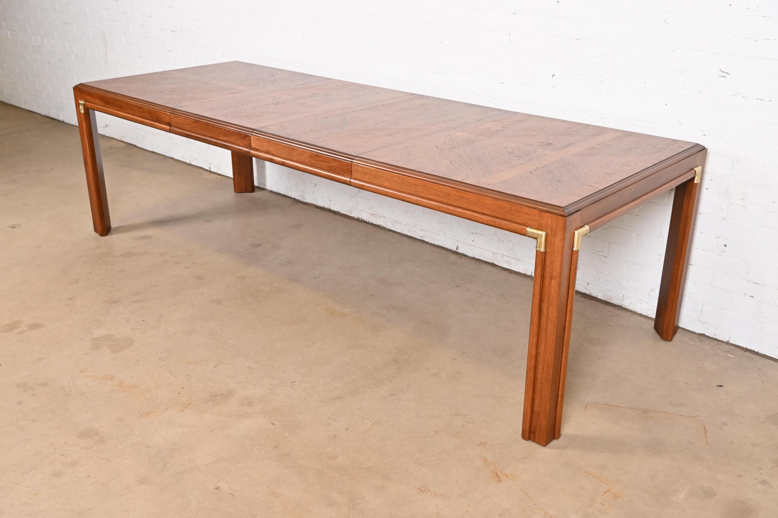 Magnifique table de salle à manger à rallonge de style 