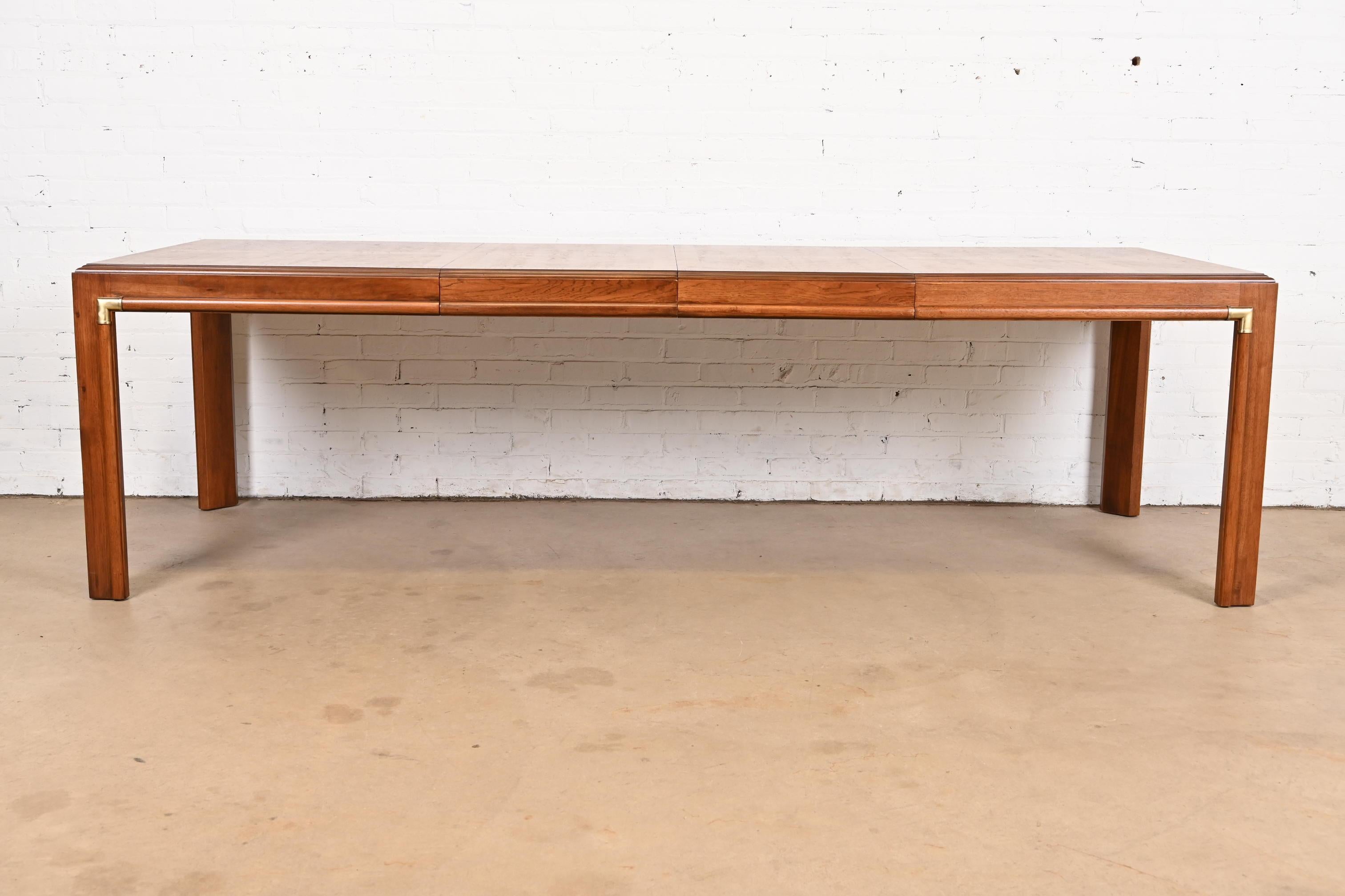 Américain Table de salle à manger à rallonge Hollywood Regency du milieu du siècle dernier Drexel Heritage en vente