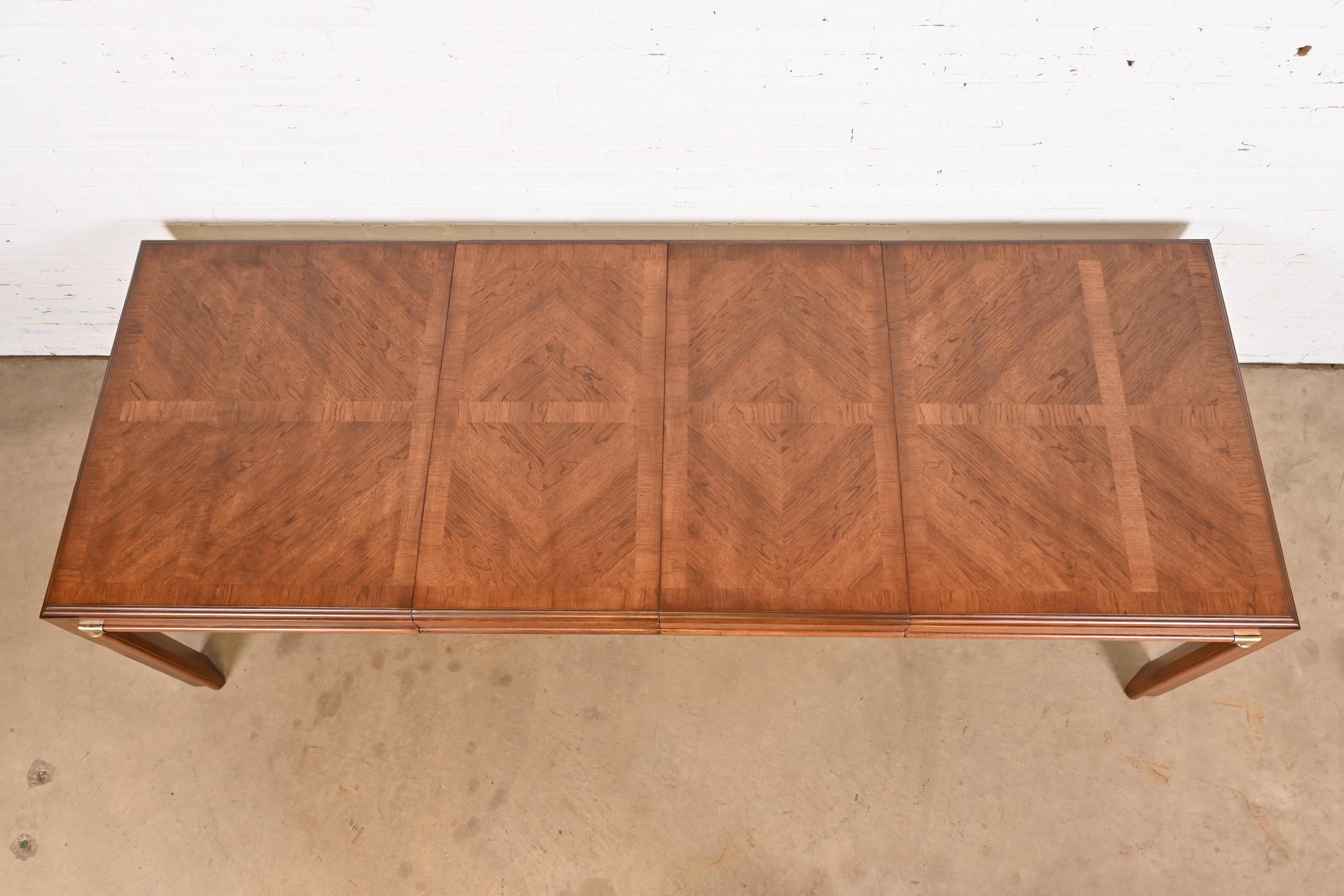 Milieu du XXe siècle Table de salle à manger à rallonge Hollywood Regency du milieu du siècle dernier Drexel Heritage en vente