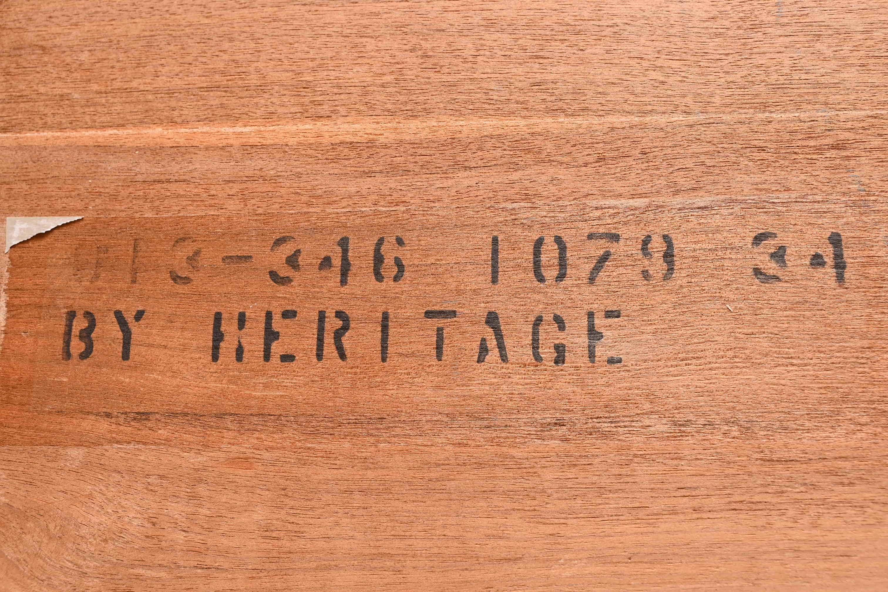 Drexel Heritage Esstisch aus gemasertem Nussbaumholz, Mid-Century Modern, neu lackiert im Angebot 9
