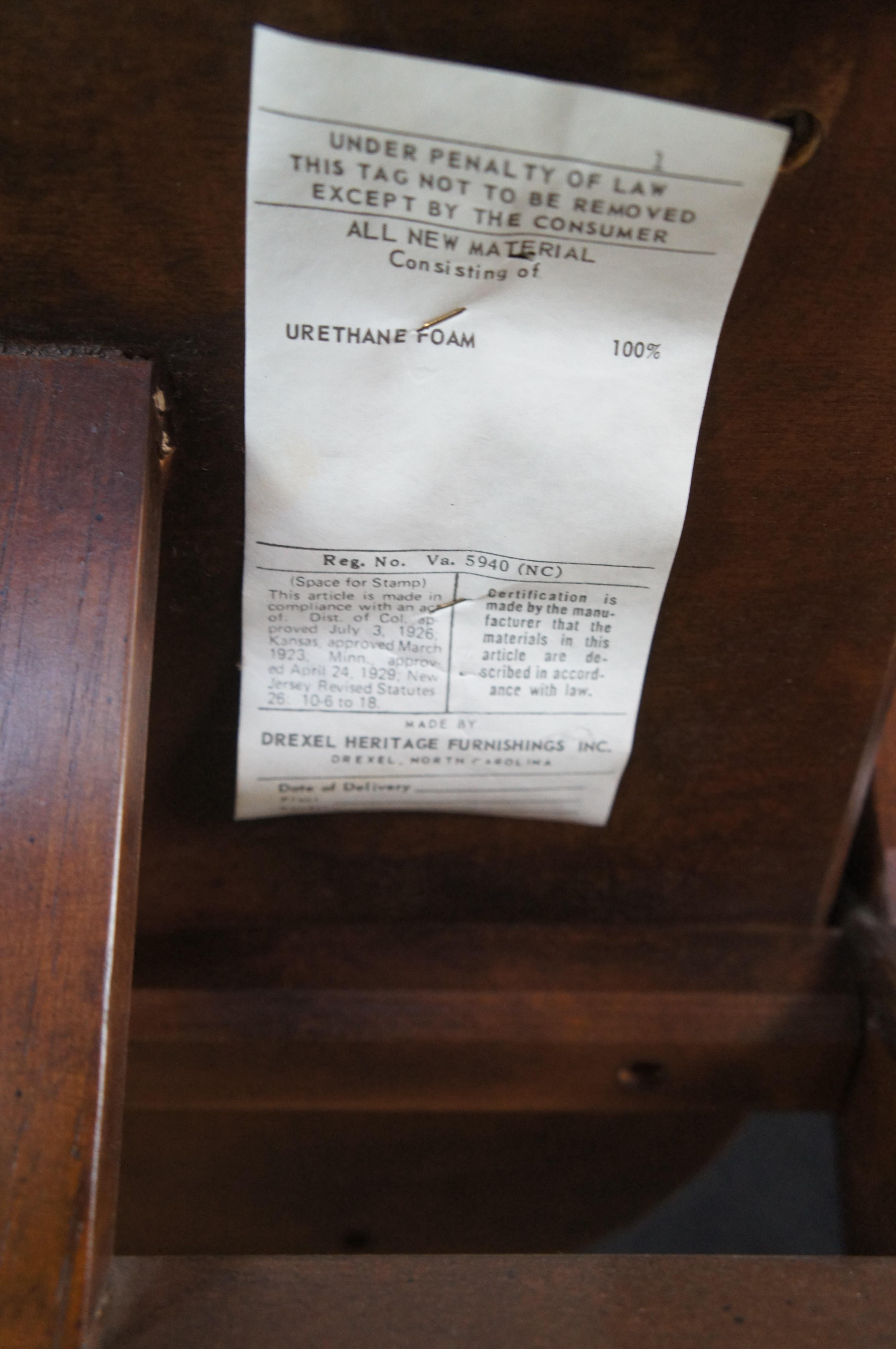 Drexel Heritage Sillón moderno de mediados de siglo en nogal envejecido estilo campaña en venta 4