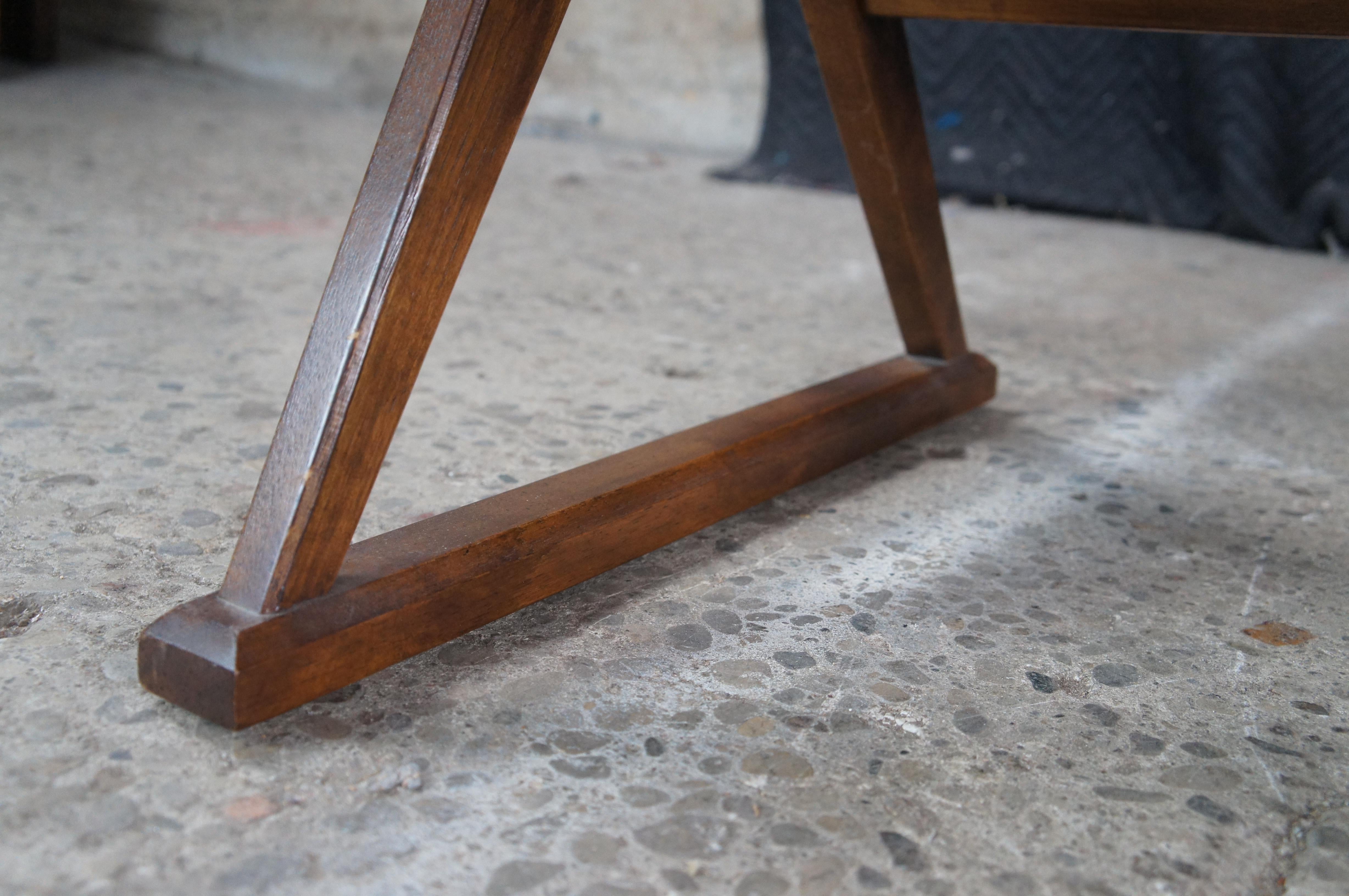 Drexel Heritage Sillón moderno de mediados de siglo en nogal envejecido estilo campaña en venta 5