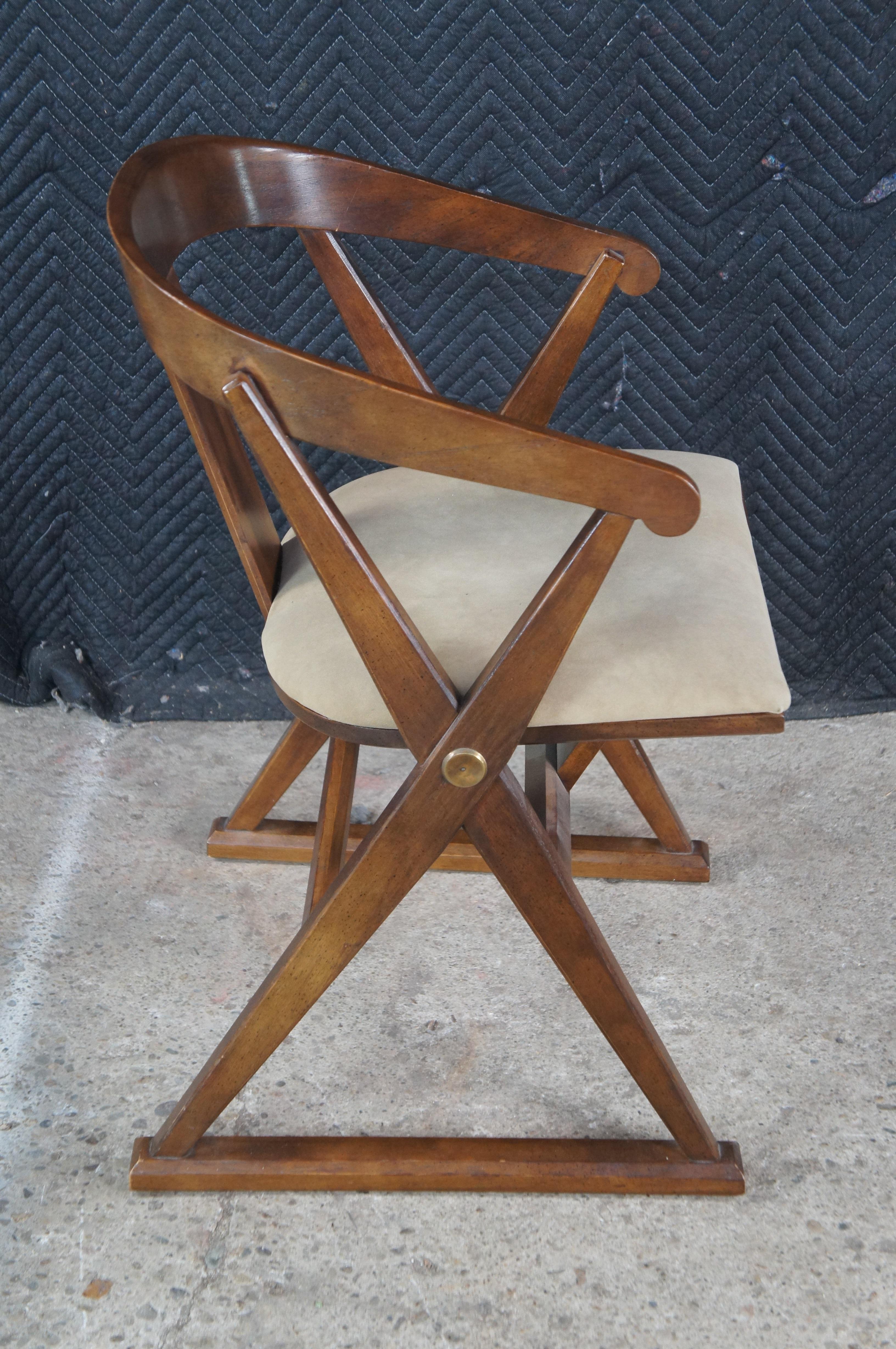 Drexel Heritage Sillón moderno de mediados de siglo en nogal envejecido estilo campaña en venta 2