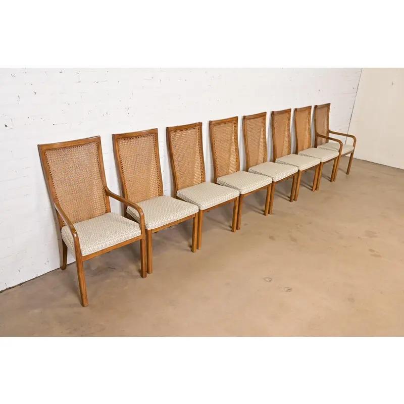 Ein prächtiger Satz von acht Mid-Century Modern Esszimmerstühlen mit hoher Rückenlehne

Von Drexel Heritage

USA, ca. 1980er Jahre

Rahmen aus geschnitztem Nussbaumholz, Rückenlehnen aus Schilfrohr und gepolsterte Sitze.

Maßnahmen:
Beistellstühle -