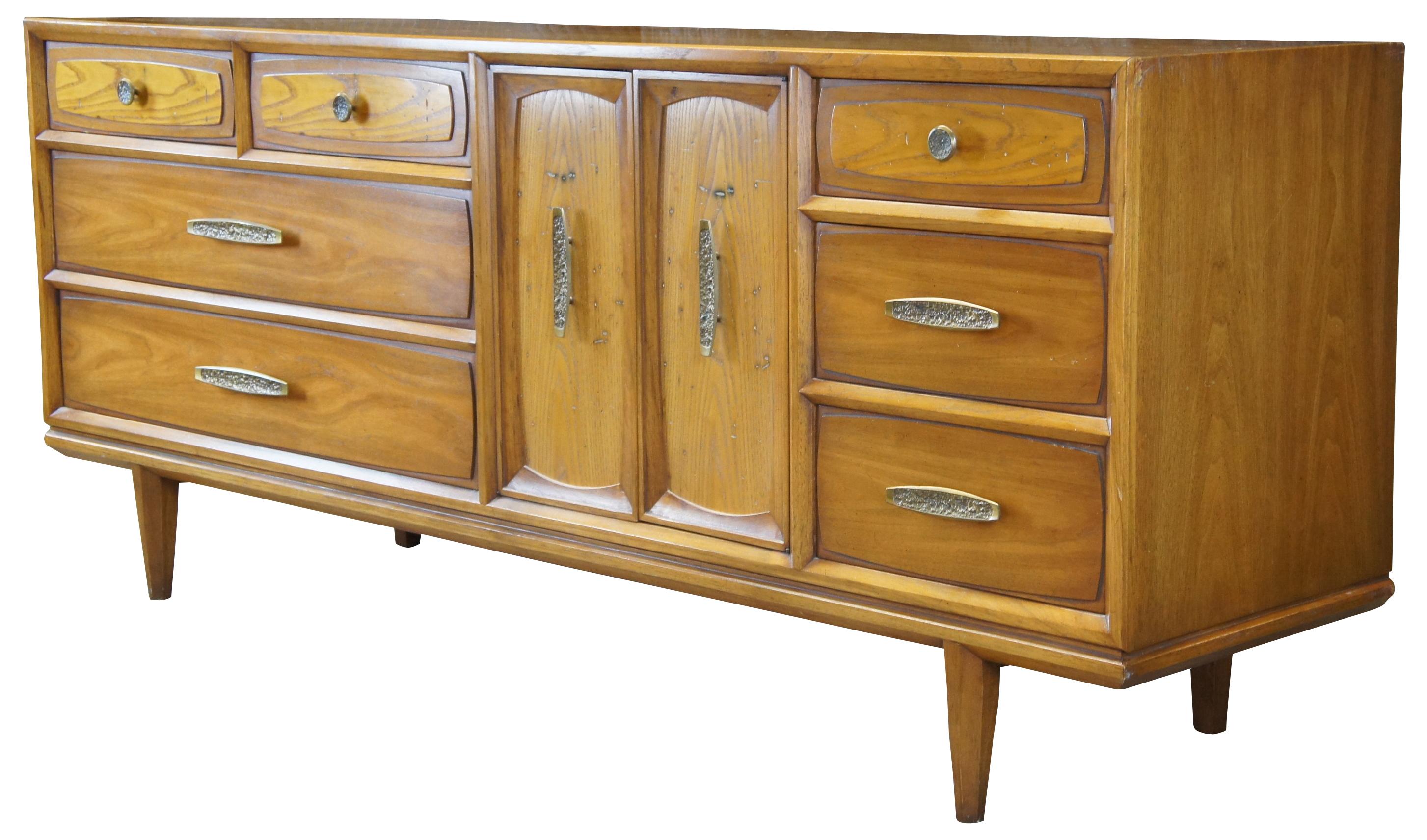Mid-Century Modern Drexel Heritage lowboy dresser or buffet / server. Made of walnut featuring seven drawers and one cabinet. 16-152-38.
   