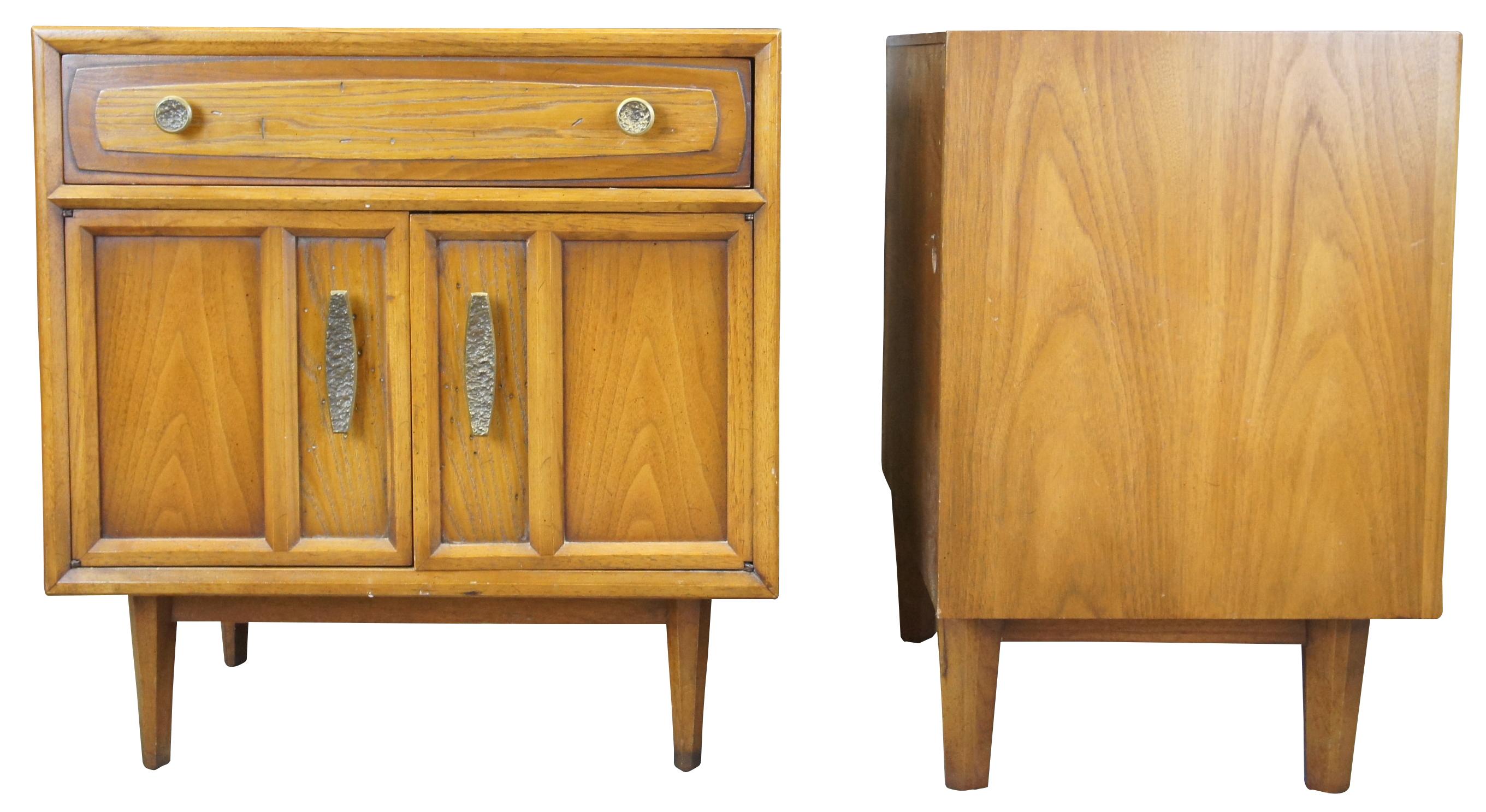 2 Mid-Century Modern Drexel Heritage side tables. Made of walnut and oak featuring an upper drawers and lower cabinet for storage 16-171-38.
 