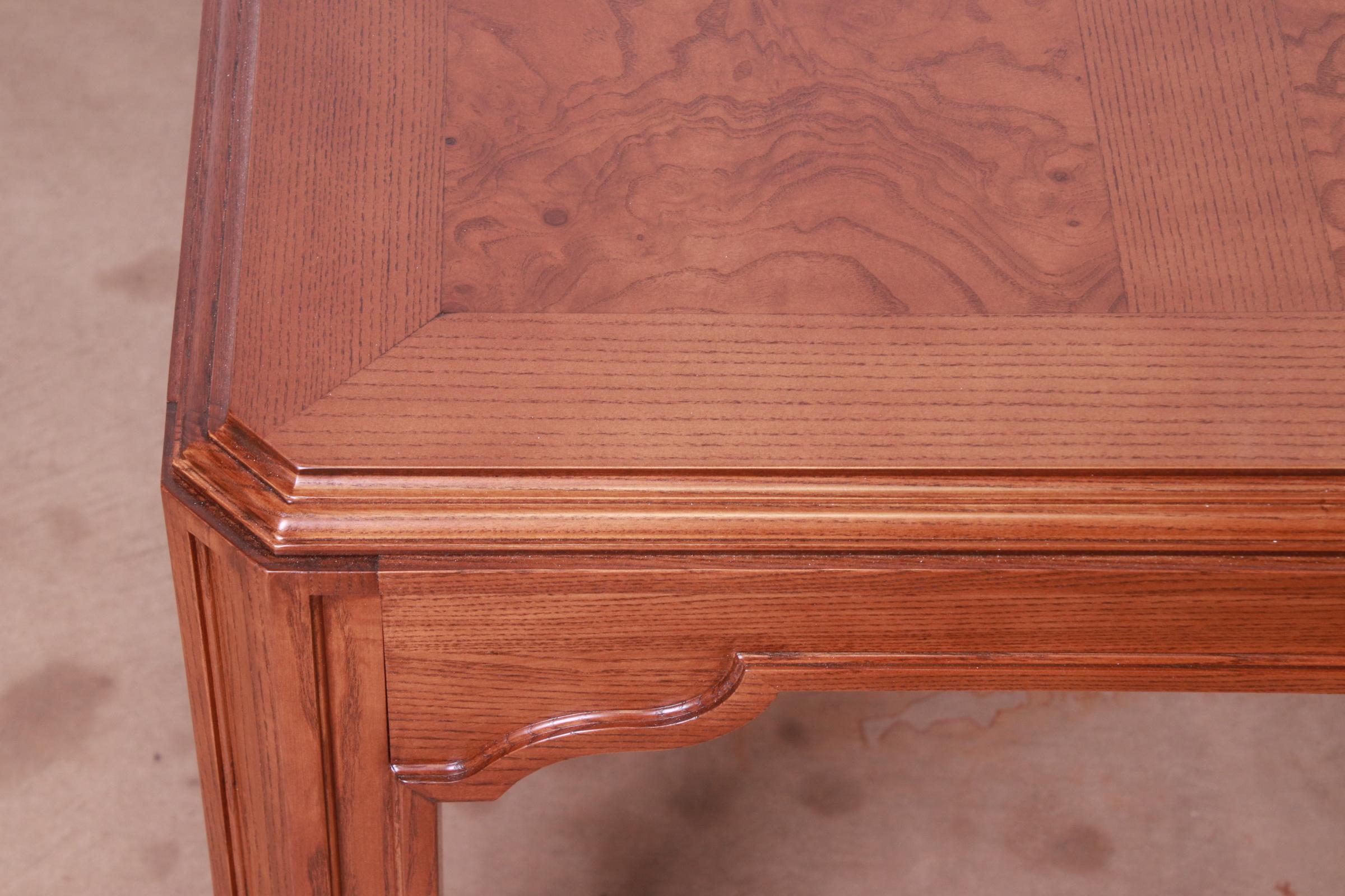 Table de salle à manger Drexel Heritage en chêne et broussin de style mi-siècle moderne, revernie en vente 9