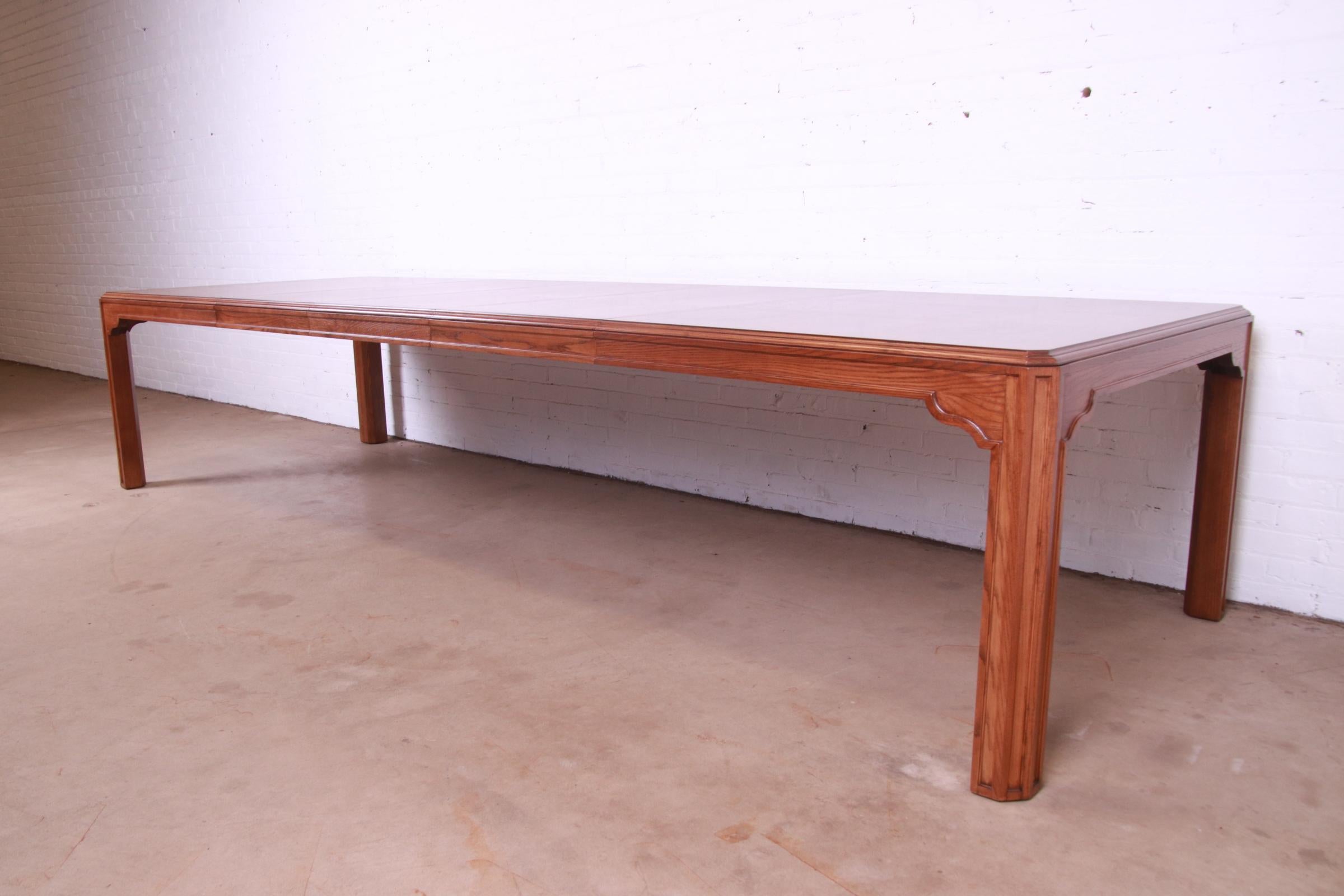 Mid-Century Modern Table de salle à manger Drexel Heritage en chêne et broussin de style mi-siècle moderne, revernie en vente