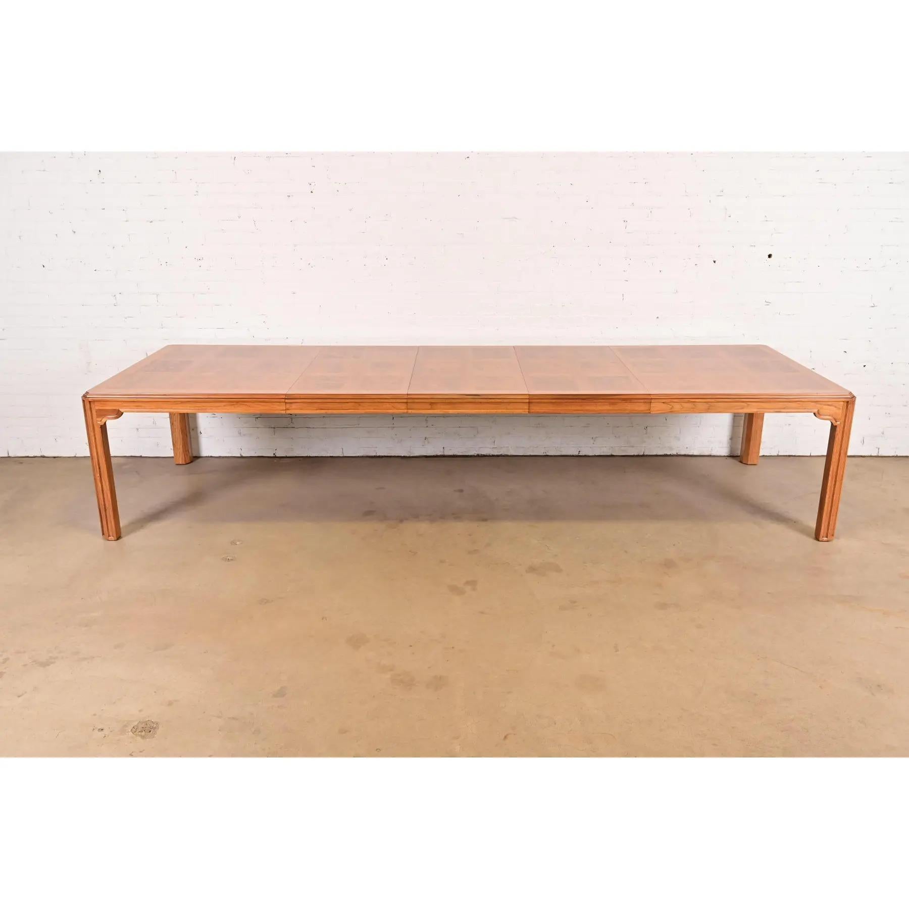 Drexel Heritage Moderner Esstisch aus Eiche und Wurzelholz aus der Mitte des Jahrhunderts, neu lackiert (Moderne der Mitte des Jahrhunderts) im Angebot