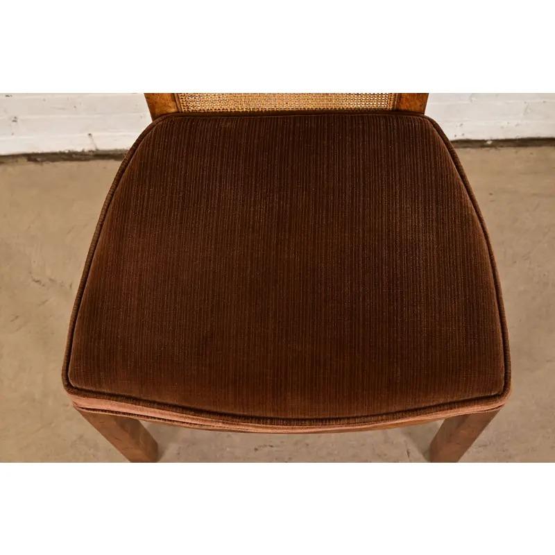 Drexel Heritage Moderne Esszimmerstühle aus Nussbaum und Rohrgeflecht, Satz mit vier Stühlen im Angebot 1