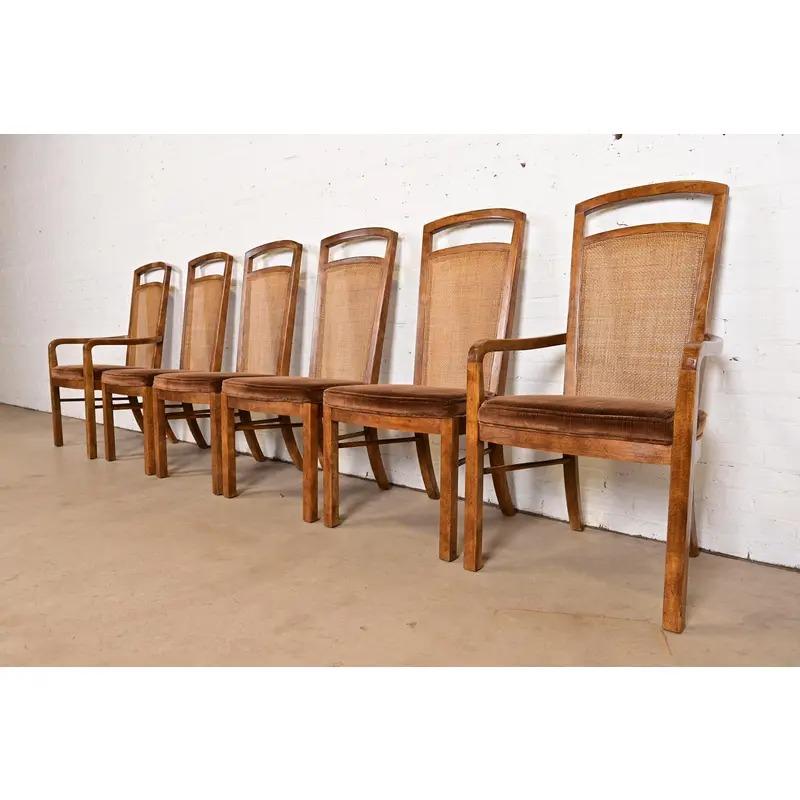 Uno splendido set di sei sedie da pranzo con schienale alto in stile Mid-Century Modern

Da Drexel Heritage

USA, circa anni '1970

Struttura in noce, con schienale in canna e sedili imbottiti.

Misure: 
Sedie laterali - 21 