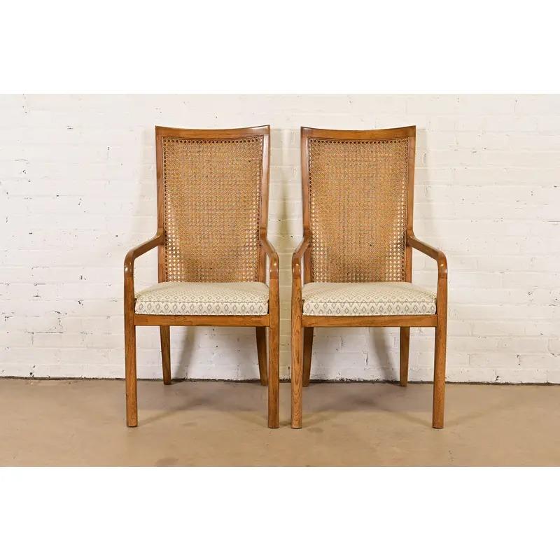 Una splendida coppia di poltrone con schienale alto del Mid-Century Modern o sedie da capitano per la sala da pranzo

Da Drexel Heritage

USA, circa anni '1980

Struttura in noce, con schienale in canna e sedili imbottiti.

Misure: 21 