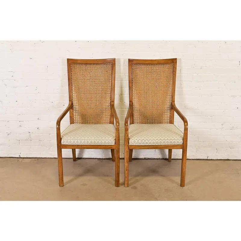 Mid-Century moderno Drexel Heritage, poltrone con schienale alto in noce e canna, coppia di poltrone moderne di metà secolo in vendita