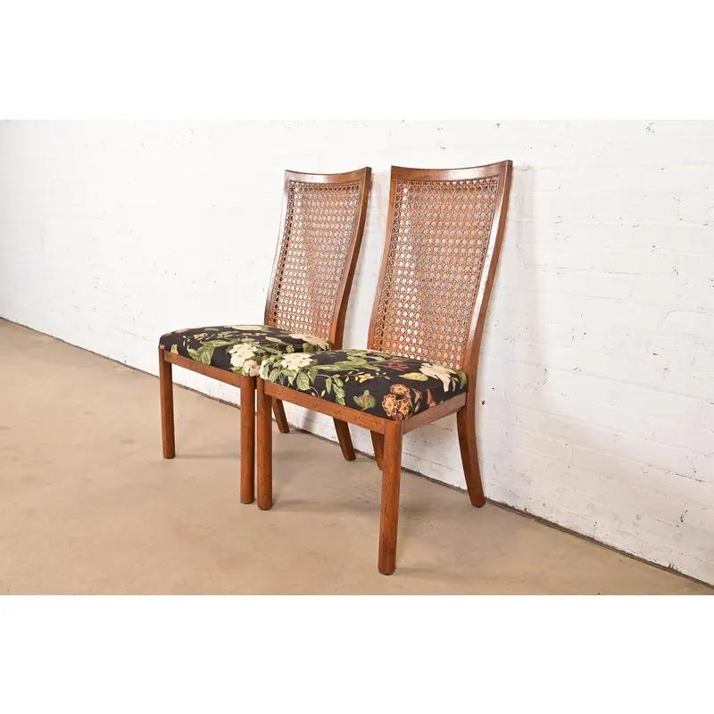 Una splendida coppia di sedie da pranzo con schienale alto in stile Mid-Century Modern

Da Drexel Heritage

USA, circa anni '1970

Struttura in noce, con schienale in canna e sedili imbottiti.

Misure: 21,25