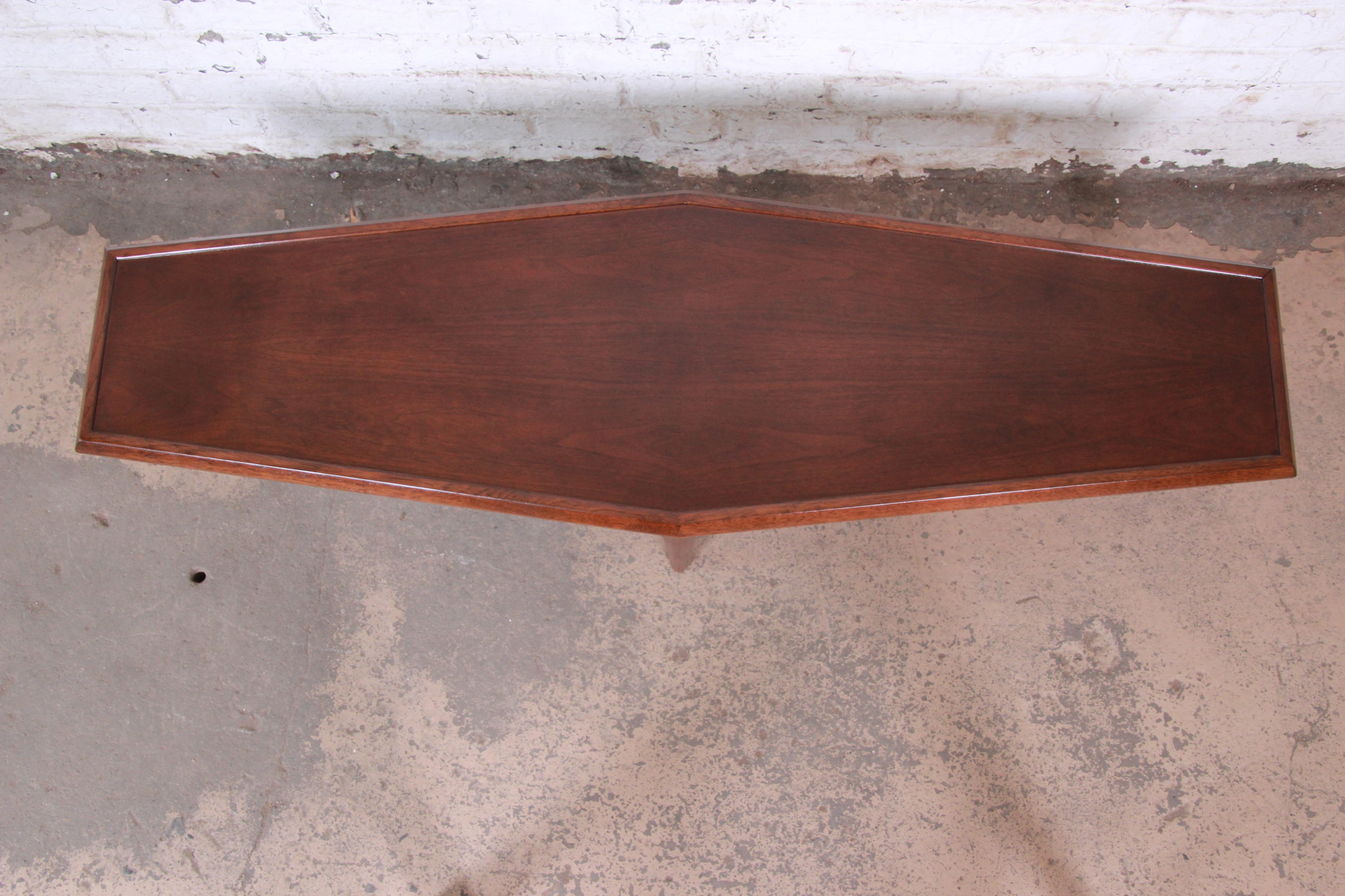 Drexel Heritage Mid-Century Modern Walnut Boat-Shaped Coffee Table, 1961 In Good Condition In South Bend, IN