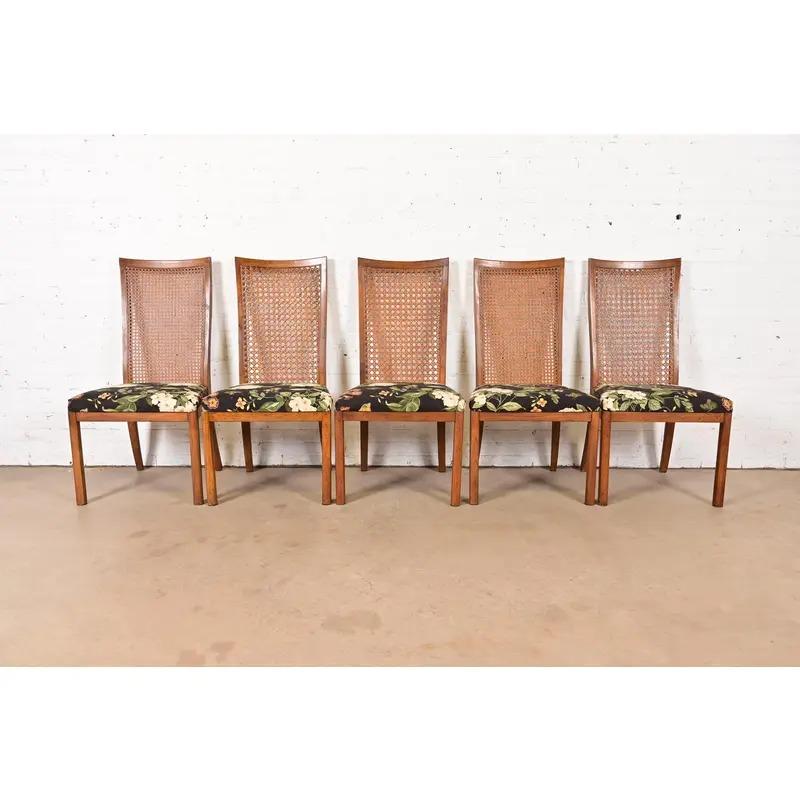 Uno splendido set di cinque sedie da pranzo con schienale alto in stile Mid-Century Modern

Da Drexel Heritage

USA, circa anni '1970

Struttura in noce, con schienale in canna e sedili imbottiti.

Misure: 21,25