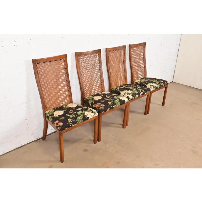 Ein wunderschönes Set von vier Mid-Century Modern Esszimmerstühlen mit hoher Rückenlehne

Von Drexel Heritage

USA, ca. 1970er Jahre

Rahmen aus Nussbaumholz, Rückenlehnen aus Rohr und gepolsterte Sitze.

Maße: 21,25 