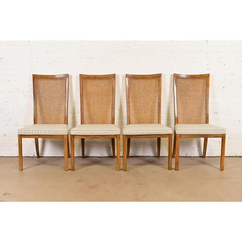 Magnifique ensemble de quatre chaises d'appoint ou chaises de salle à manger à dossier haut, de style moderne du milieu du siècle dernier.

Par Drexel Heritage

USA, Circa 1980

Piétements en noyer sculpté, dossiers en rotin et sièges