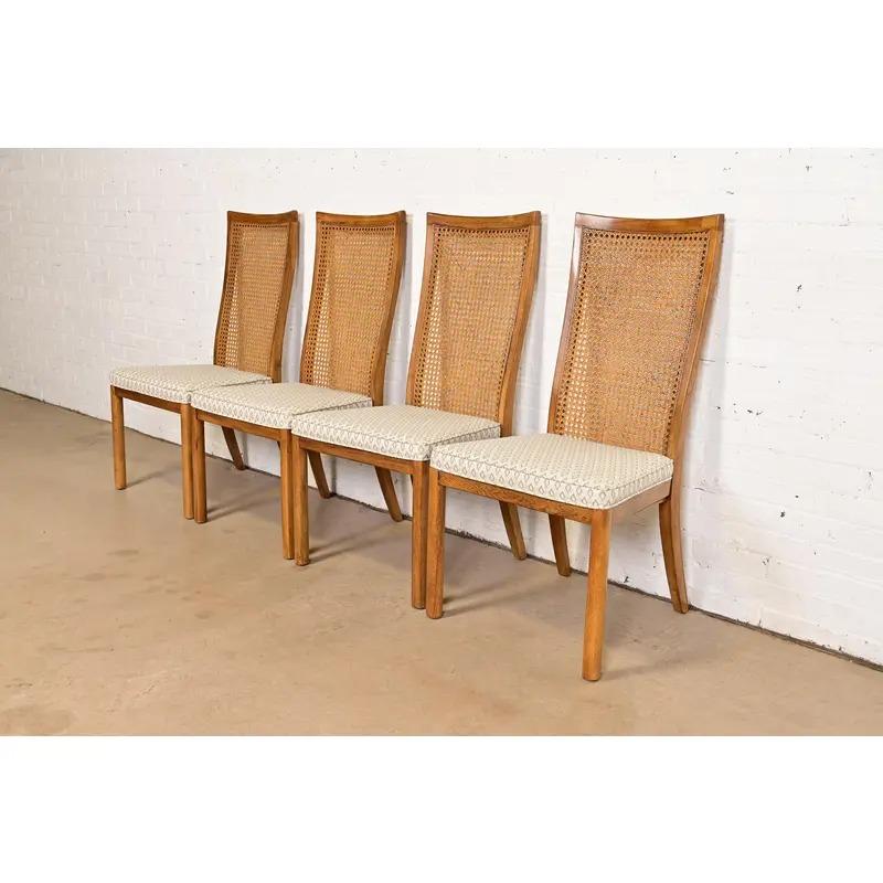 Américain Drexel Heritage Chaises de salle à manger modernes du milieu du siècle en noyer à dossier haut, ensemble de quatre en vente