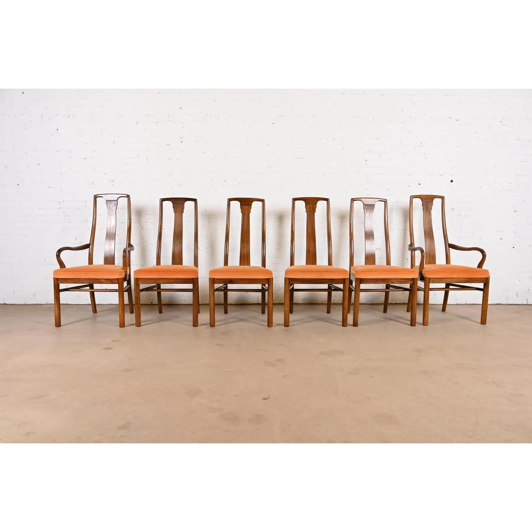 Uno splendido set di sei sedie da pranzo con schienale alto in stile Mid-Century Modern Hollywood Regency

Da Drexel Heritage

USA, circa anni '1970

Struttura in noce scolpita, con sedute imbottite di colore arancione.

Dimensioni:
Sedie laterali: