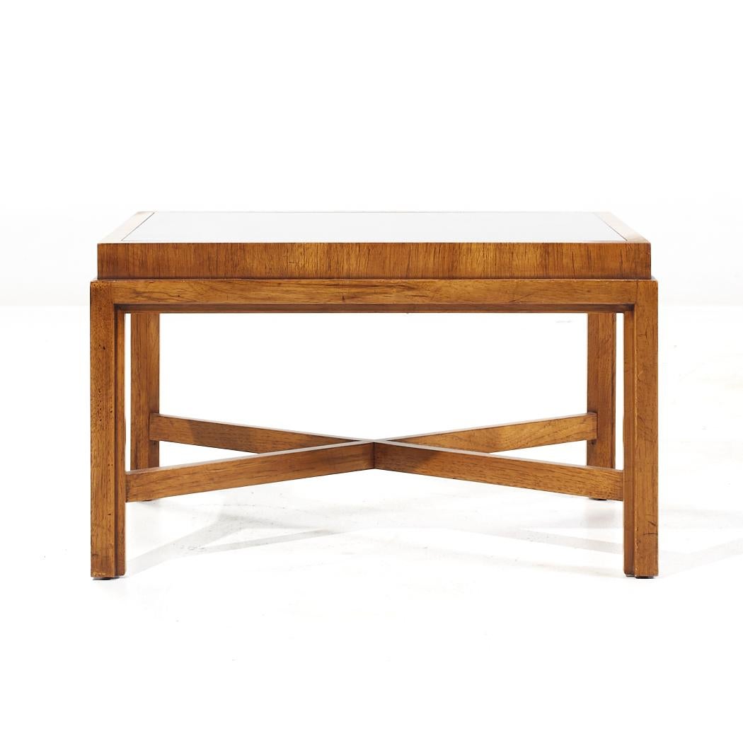 Drexel Heritage Mid Century Nussbaum und Rauchglas Seite End Tabelle im Angebot 1