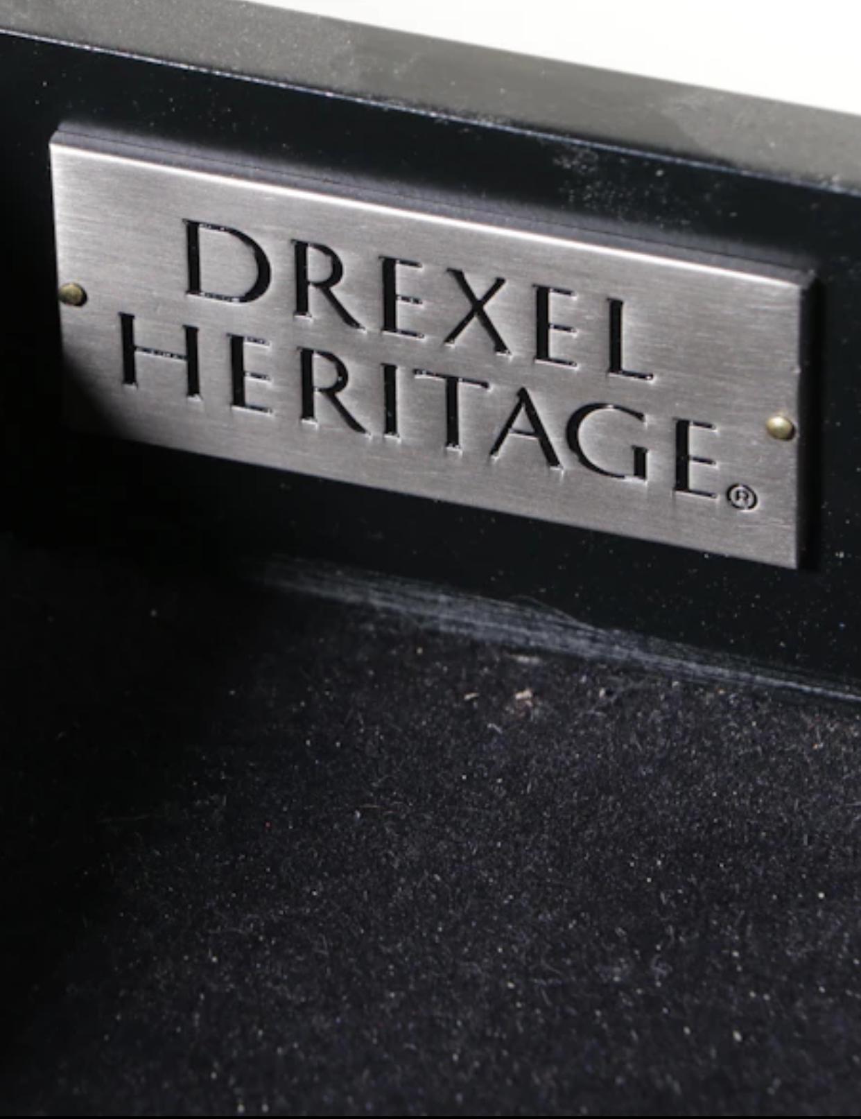 Drexel Heritage-Konsolentisch mit drei Schubladen im venezianischen Stil, verspiegelt. (Metall)