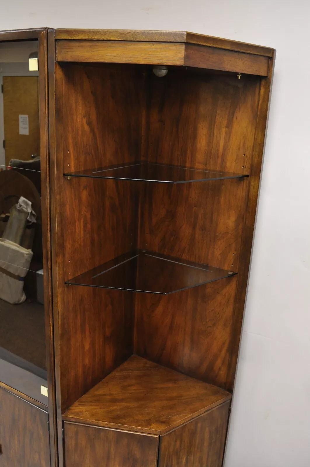 Drexel Heritage Modern Campaign Style 3 pc Lighted China Cabinet Curio Display In Good Condition For Sale In Philadelphia, PA