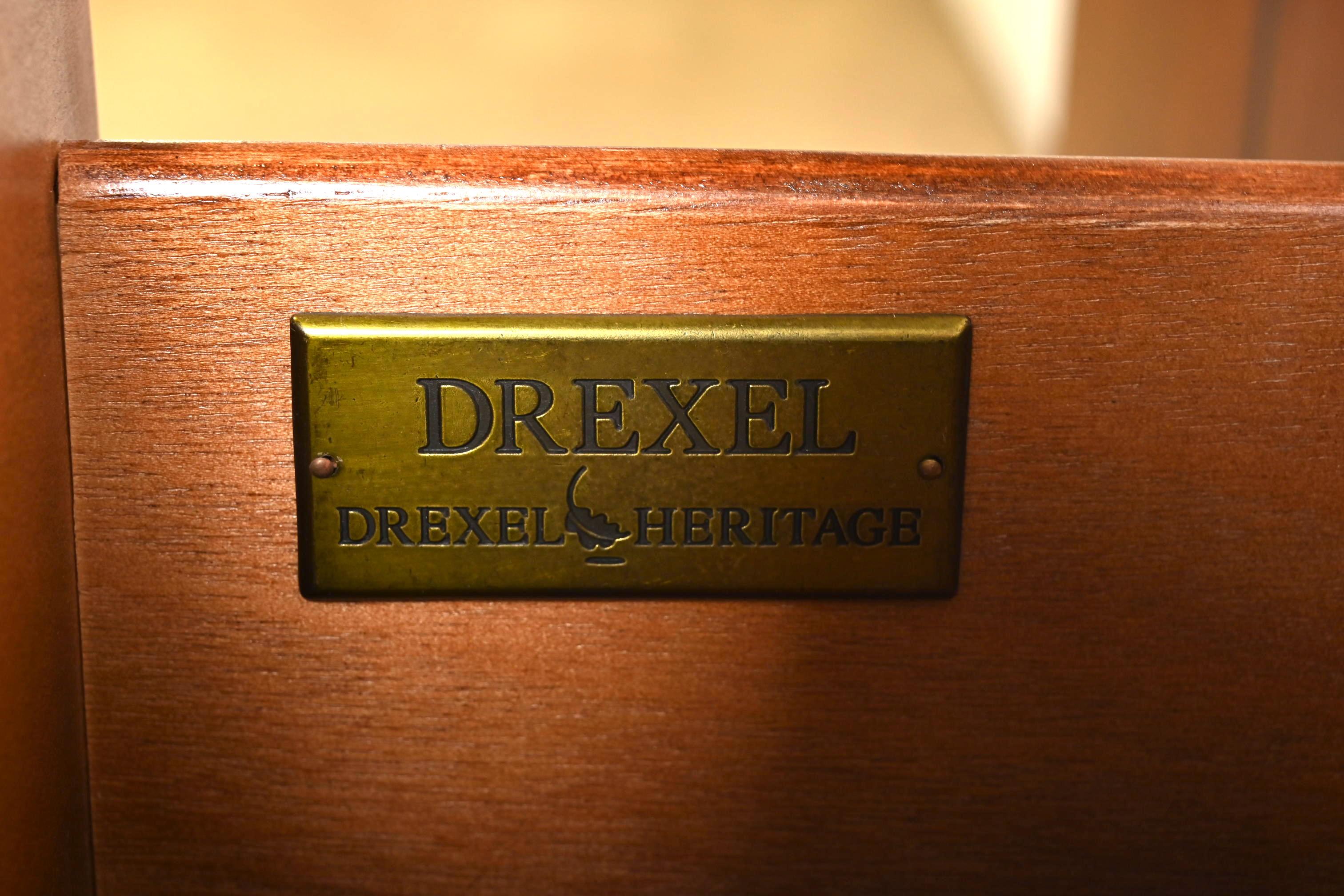 Coffre de gentleman Drexel Heritage moderne en cerisier avec miroir coulissant en vente 10