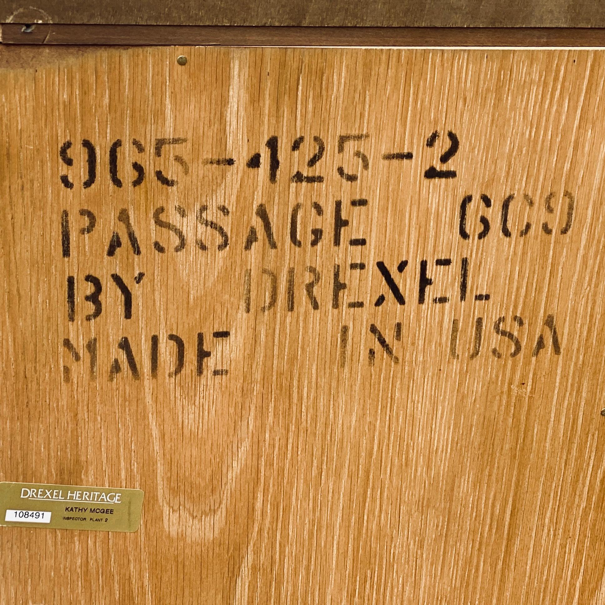 Drexel Heritage-Schrank „Passage“ im Campaign-Stil, beleuchtet (20. Jahrhundert) im Angebot